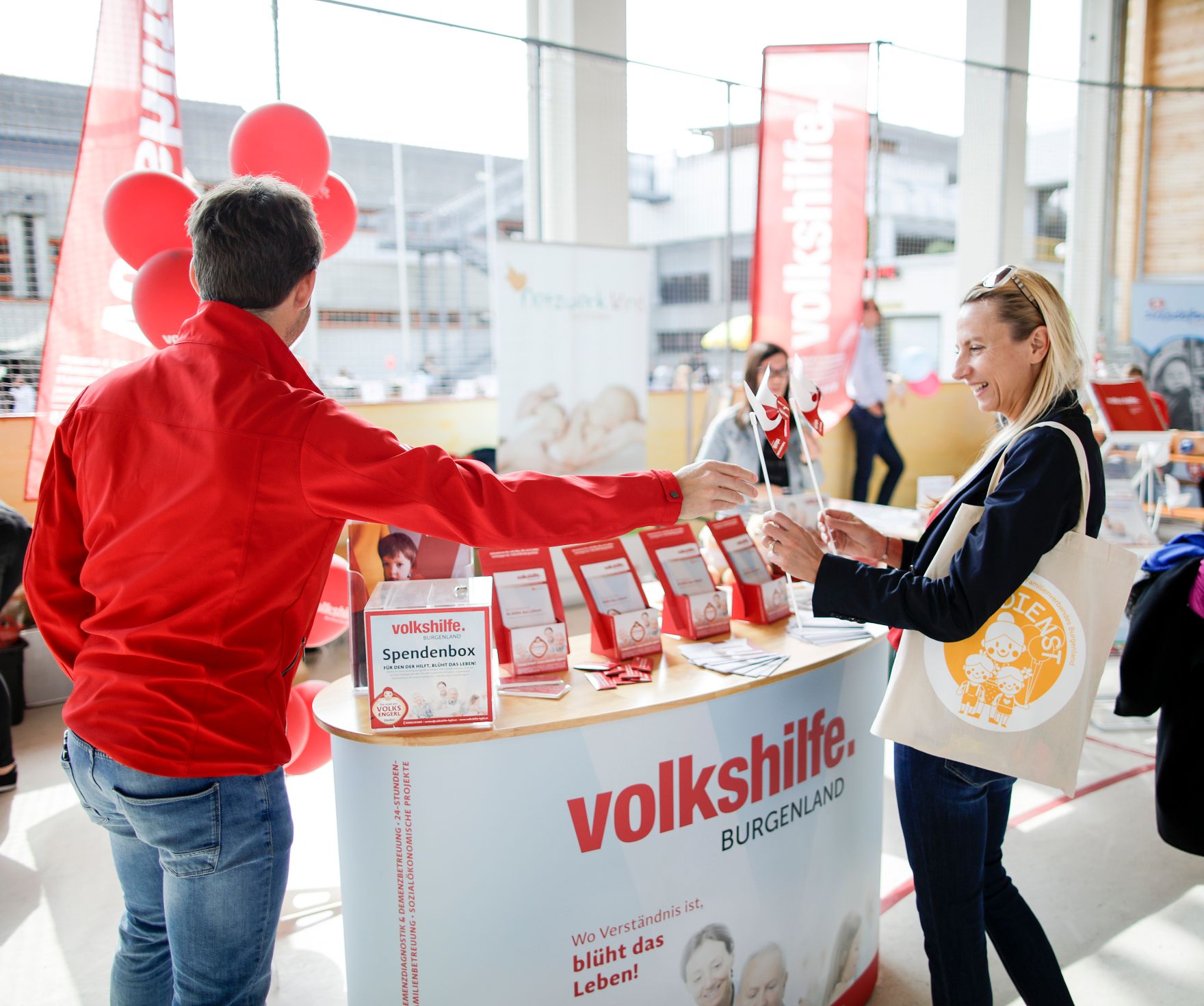 Am 18. Mai 2019 besuchte Bundesministerin Juliane Bogner-Strau&szlig; (r.) das Spielefest des Burgenl&auml;ndischen Familienbund.