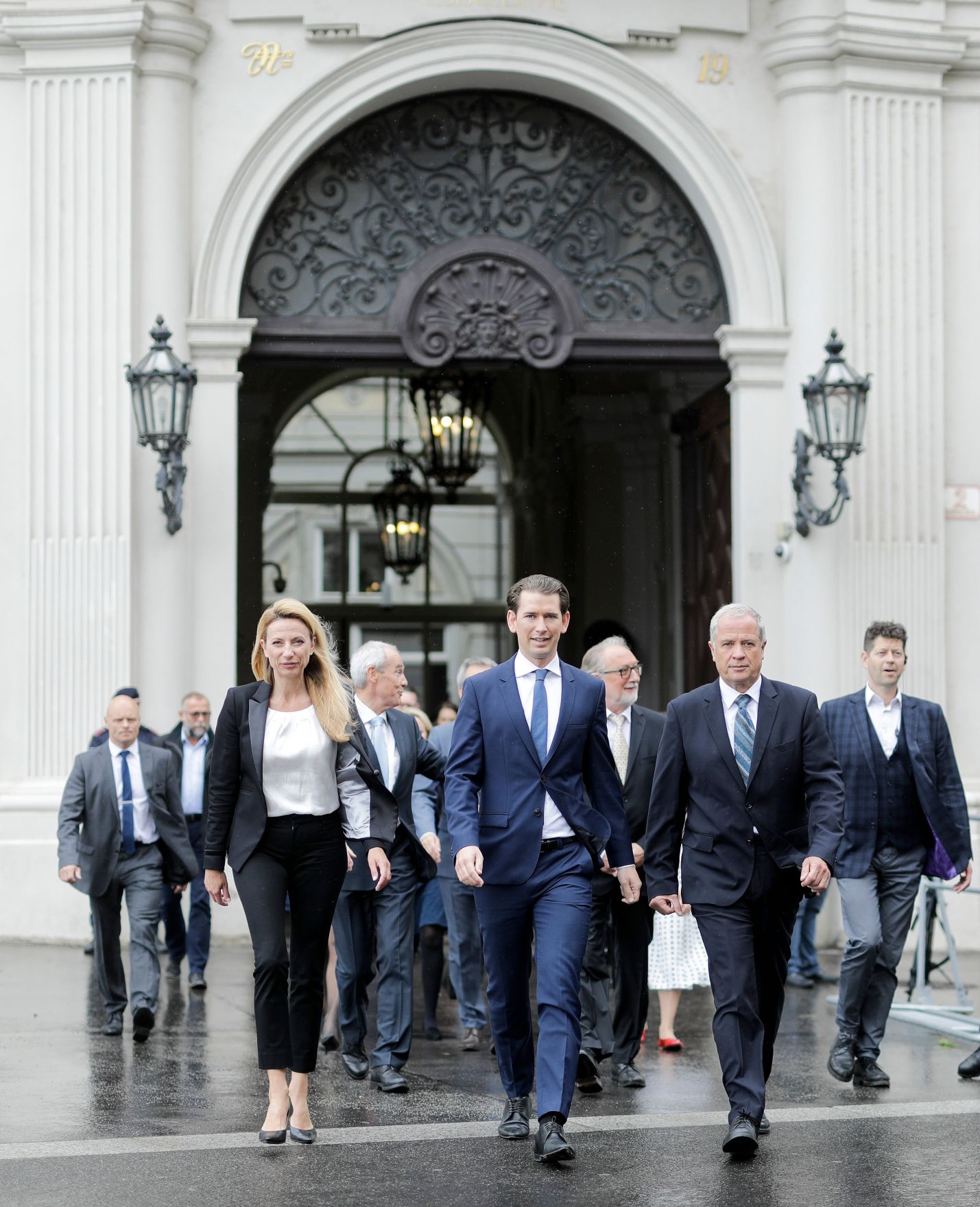 Am 22. Mai 2019 fand die Angelobung der &ouml;sterreichischen &Uuml;bergangsminister durch Bundespr&auml;sident Alexander Van der Bellen statt. Im Bild Bundeskanzler Sebastian Kurz (m.) mit Bundesministerin Juliane Bogner-Strau&szlig; (l.) und Bundesminister Johann Luif (r.).