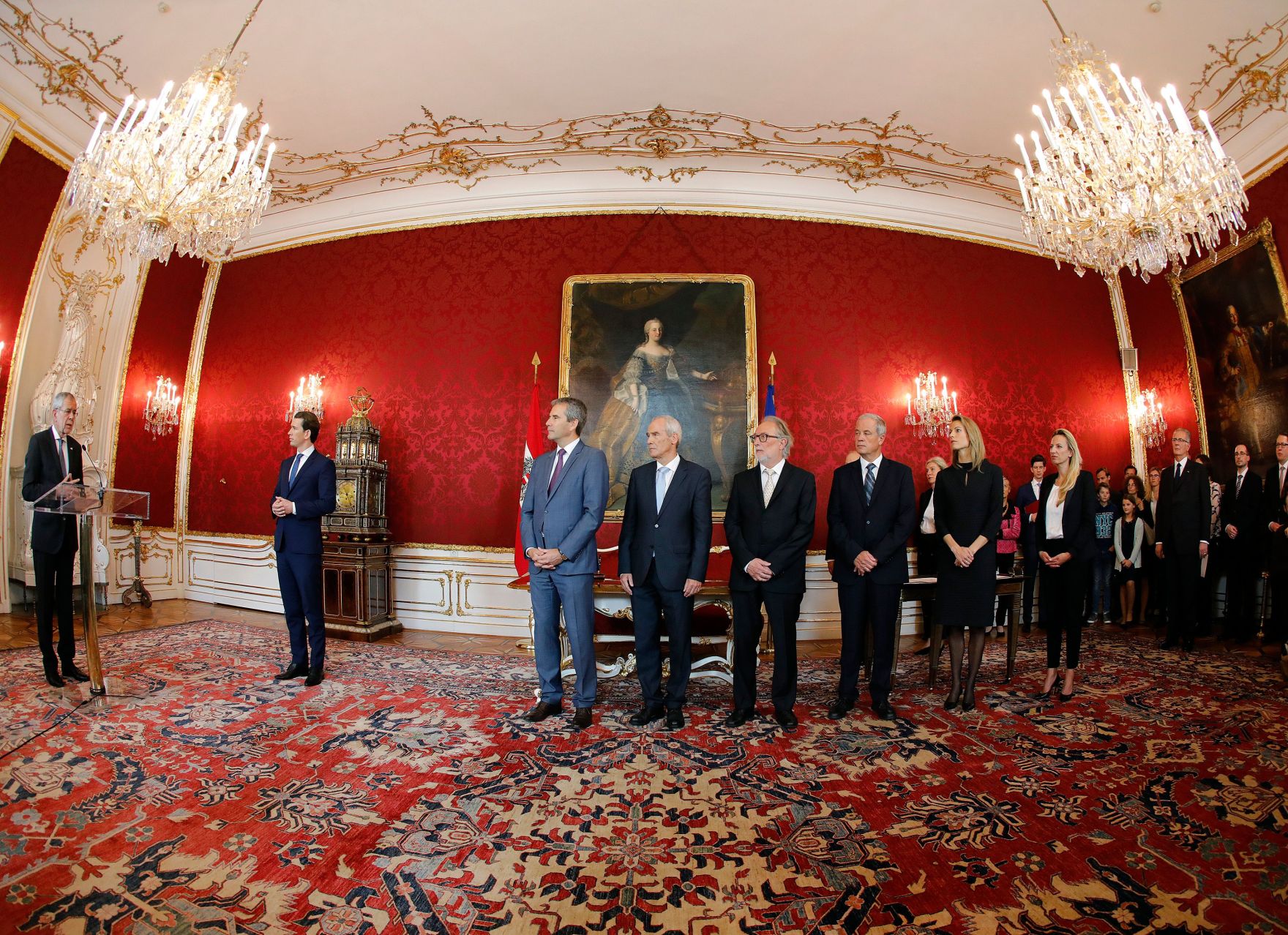 Am 22. Mai 2019 fand die Angelobung der &ouml;sterreichischen &Uuml;bergangsminister durch Bundespr&auml;sident Alexander Van der Bellen (l.) statt. Im Bild (v.l.n.r.) Bundeskanzler Sebastian Kurz, Vizekanzler und Bundesminister Hartwig L&ouml;ger, Bundesminister Eckart Ratz, Bundesminister Walter P&ouml;ltner, Bundesminister Johann Luif, Bundesministerin Valerie Hackl und Bundesministerin Juliane Bogner-Strau&szlig;.