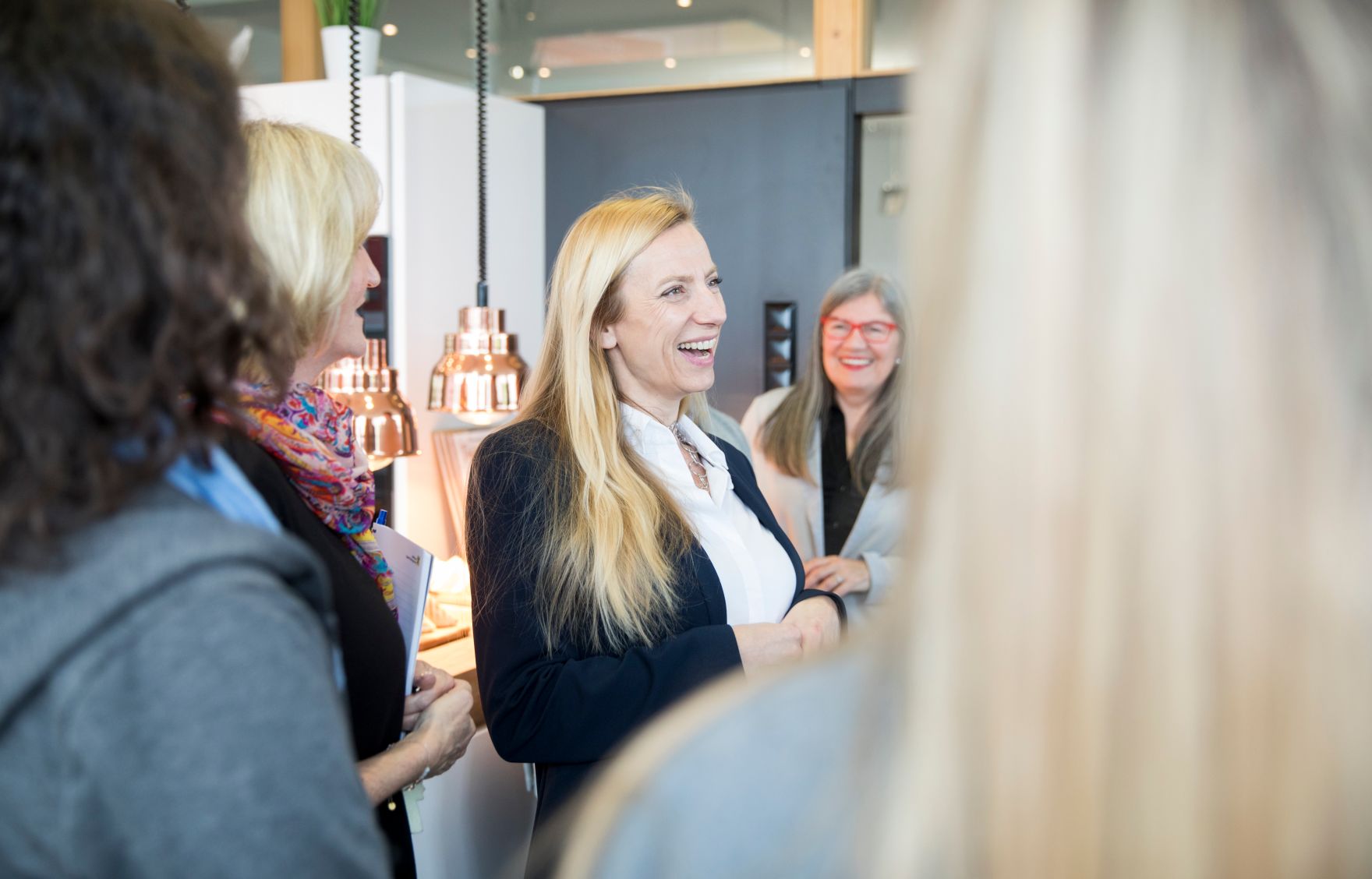 Am 1. Februar 2018 besuchte Bundesministerin Juliane Bogner-Strau&szlig; (m.) die Zentrale der Organisation "WIKI" ("Wir Kinder") in Graz.