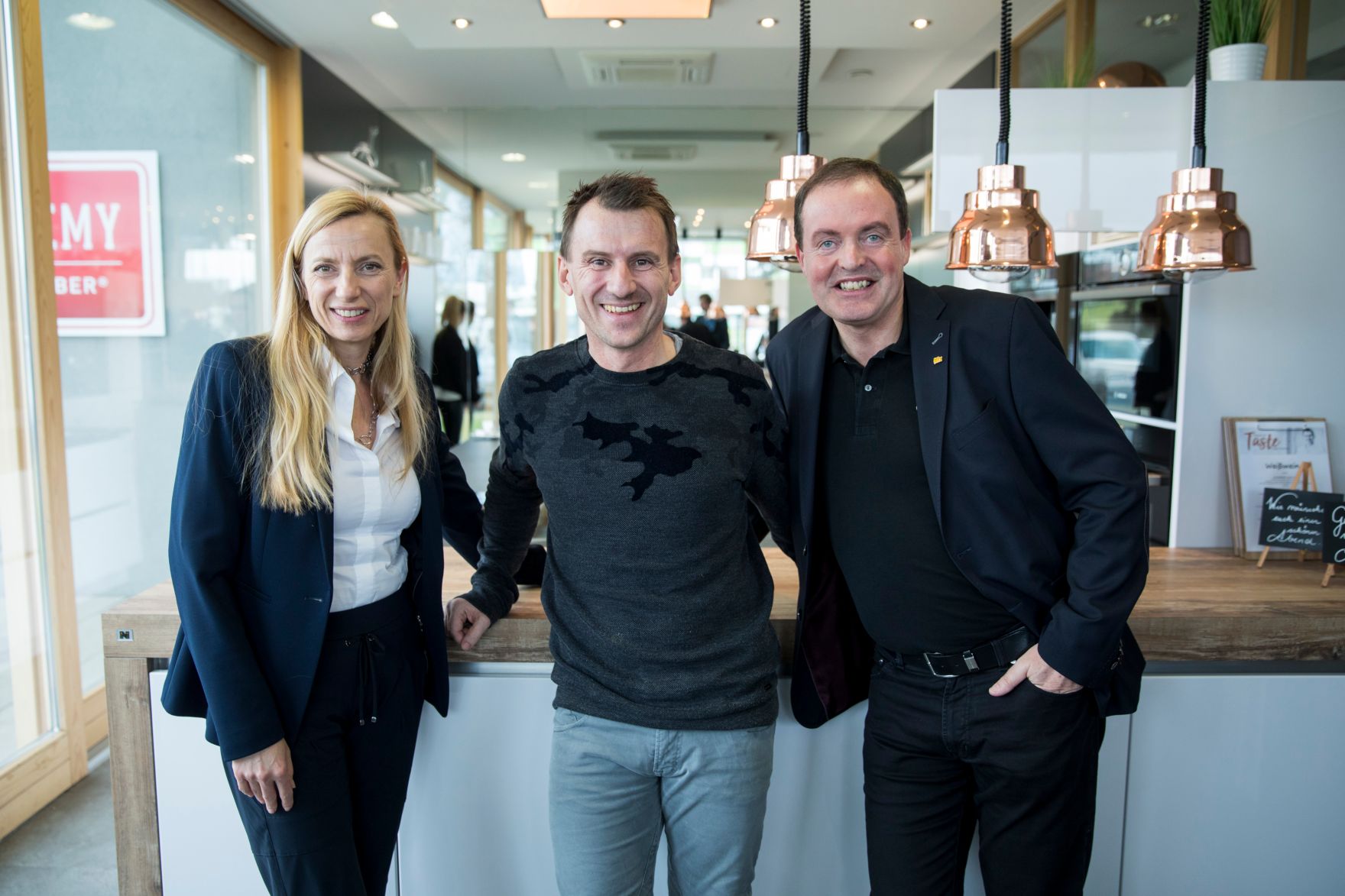Am 1. Februar 2018 besuchte Bundesministerin Juliane Bogner-Strau&szlig; (l.) die Zentrale der Organisation "WIKI" ("Wir Kinder") in Graz. Im Bild mit Landtagsabgeordnetem Bernhard Ederer (r.).