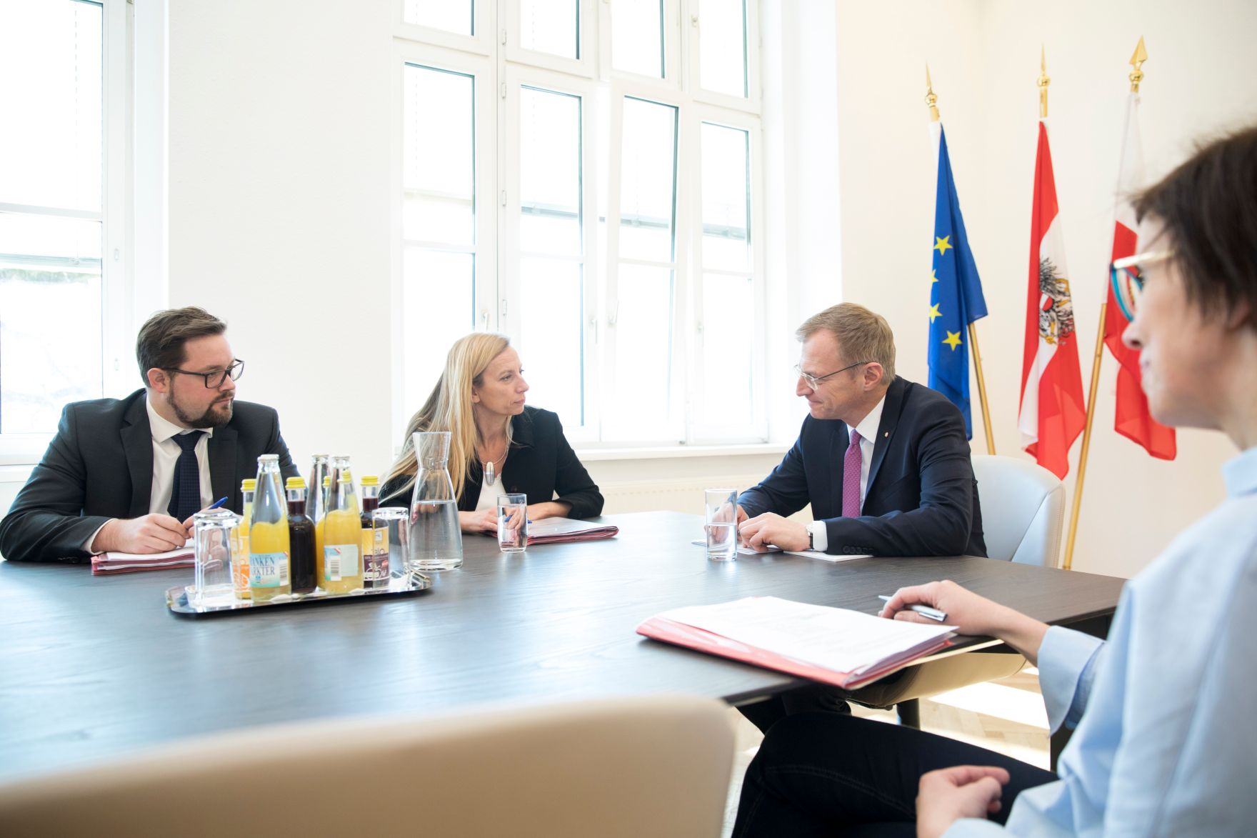 Am 15. M&auml;rz 2018 reiste Bundesministerin Juliane Bogner-Strau&szlig; (2.v.l.) im Zuge eines Bundesl&auml;ndertags nach Ober&ouml;sterreich. Im Bild mit dem Landeshauptmann von Ober&ouml;sterreich Thomas Stelzer (2.v.r.).