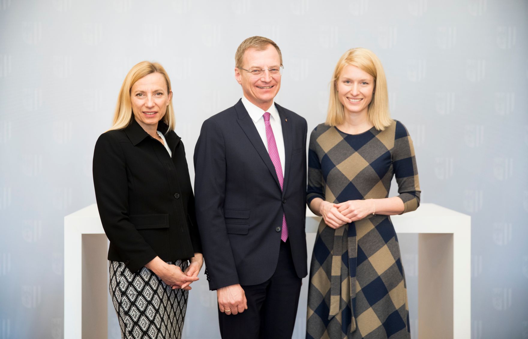 Am 15. M&auml;rz 2018 reiste Bundesministerin Juliane Bogner-Strau&szlig; (l.) im Zuge eines Bundesl&auml;ndertags nach Ober&ouml;sterreich. Im Bild mit dem Landeshauptmann von Ober&ouml;sterreich Thomas Stelzer (m.) und Landesr&auml;tin Christine Haberlander (r.) nach der Pressekonferenz.