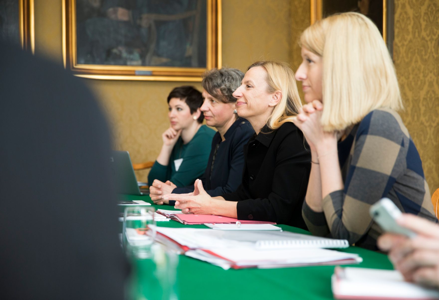 Am 15. M&auml;rz 2018 reiste Bundesministerin Juliane Bogner-Strau&szlig; (2.v.r.) im Zuge eines Bundesl&auml;ndertags nach Ober&ouml;sterreich. Im Bild mit Landesr&auml;tin Christine Haberlander (r.) beim Treffen mit Gesch&auml;ftsf&uuml;hrerinnen von Frauenvereinen und Beratungsstellen.