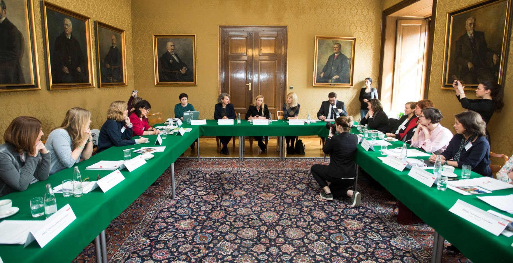 Am 15. M&auml;rz 2018 reiste Bundesministerin Juliane Bogner-Strau&szlig; im Zuge eines Bundesl&auml;ndertags nach Ober&ouml;sterreich. Im Bild mit Landesr&auml;tin Christine Haberlander beim Treffen mit Gesch&auml;ftsf&uuml;hrerinnen von Frauenvereinen und Beratungsstellen.