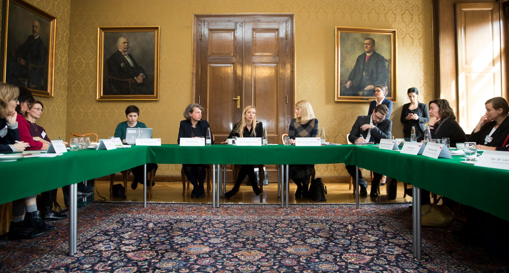 Am 15. M&auml;rz 2018 reiste Bundesministerin Juliane Bogner-Strau&szlig; im Zuge eines Bundesl&auml;ndertags nach Ober&ouml;sterreich. Im Bild mit Landesr&auml;tin Christine Haberlander beim Treffen mit Gesch&auml;ftsf&uuml;hrerinnen von Frauenvereinen und Beratungsstellen.
