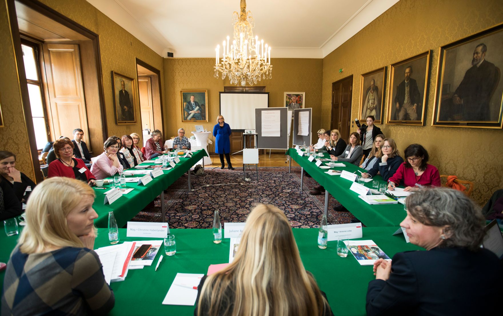 Am 15. M&auml;rz 2018 reiste Bundesministerin Juliane Bogner-Strau&szlig; im Zuge eines Bundesl&auml;ndertags nach Ober&ouml;sterreich. Im Bild mit Landesr&auml;tin Christine Haberlander beim Treffen mit Gesch&auml;ftsf&uuml;hrerinnen von Frauenvereinen und Beratungsstellen.