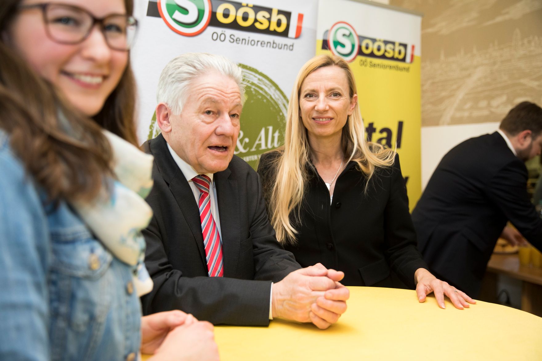 Am 15. M&auml;rz 2018 reiste Bundesministerin Juliane Bogner-Strau&szlig; (r.) im Zuge eines Bundesl&auml;ndertags nach Ober&ouml;sterreich. Im Bild mit dem ehemaligen Landeshauptmann von Ober&ouml;sterreich Josef P&uuml;hringer (m.) und der Nationalratsabgeordneten Claudia Plakolm (l.) bei der Er&ouml;ffnung des Generationenzentrums Wels.