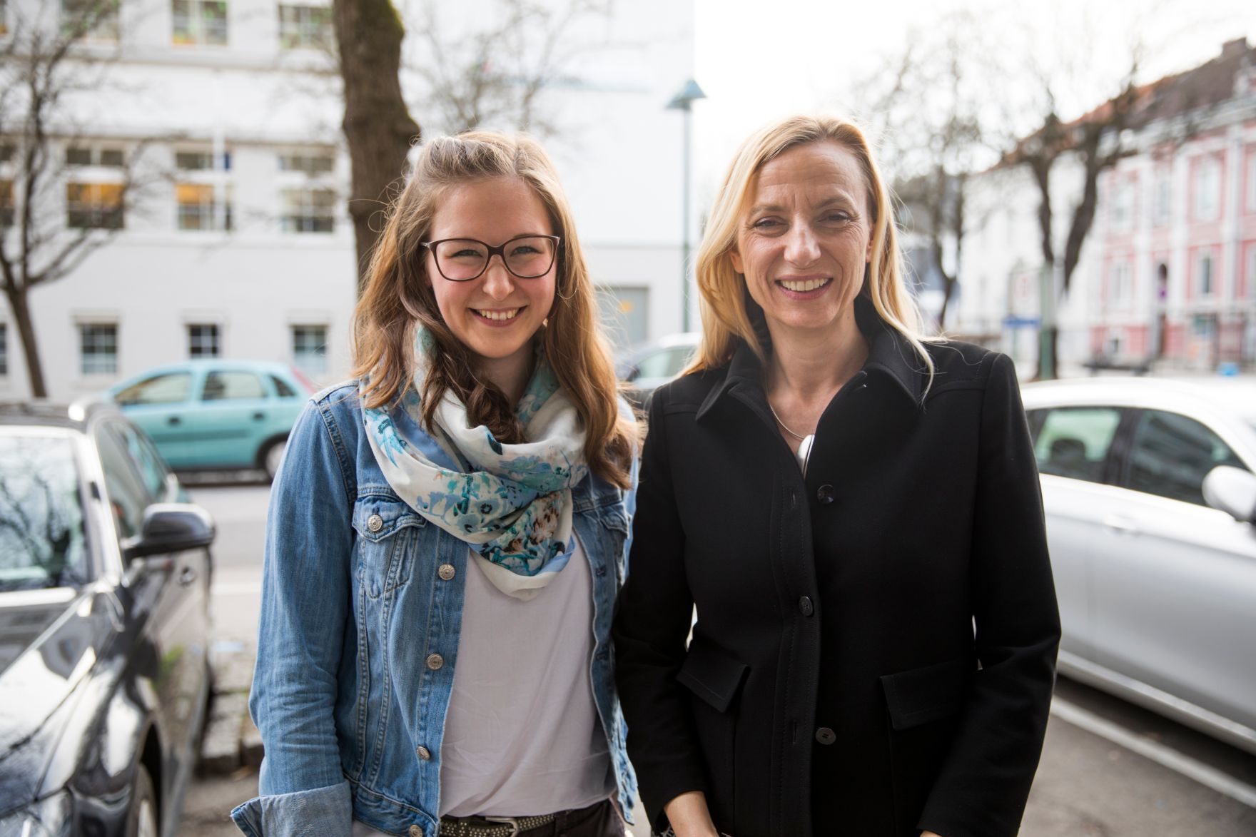Am 15. M&auml;rz 2018 reiste Bundesministerin Juliane Bogner-Strau&szlig; (r.) im Zuge eines Bundesl&auml;ndertags nach Ober&ouml;sterreich. Im Bild mit der Nationalratsabgeordneten Claudia Plakolm (l.) bei der Er&ouml;ffnung des Generationenzentrums Wels.