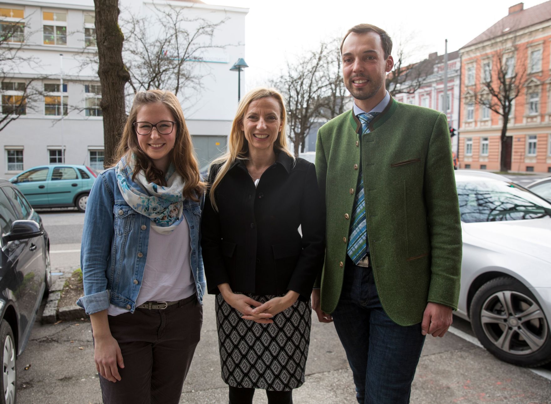 Am 15. M&auml;rz 2018 reiste Bundesministerin Juliane Bogner-Strau&szlig; (m.) im Zuge eines Bundesl&auml;ndertags nach Ober&ouml;sterreich. Im Bild mit der Nationalratsabgeordneten Claudia Plakolm (l.) und dem Nationalratsabgeordneten Klaus Lindinger (r.) bei der Er&ouml;ffnung des Generationenzentrums Wels.