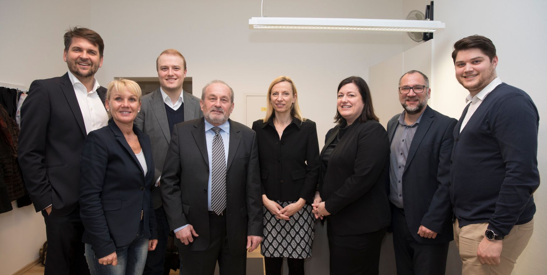Am 15. M&auml;rz 2018 reiste Bundesministerin Juliane Bogner-Strau&szlig; (4.v.r.) im Zuge eines Bundesl&auml;ndertags nach Ober&ouml;sterreich. Im Bild mit dem Stadtrat Peter Lehner (l.) und dem Obmann des Seniorenbunds Wels Bernhard Lehner (4.v.l.) bei der Er&ouml;ffnung des Generationenzentrums Wels.