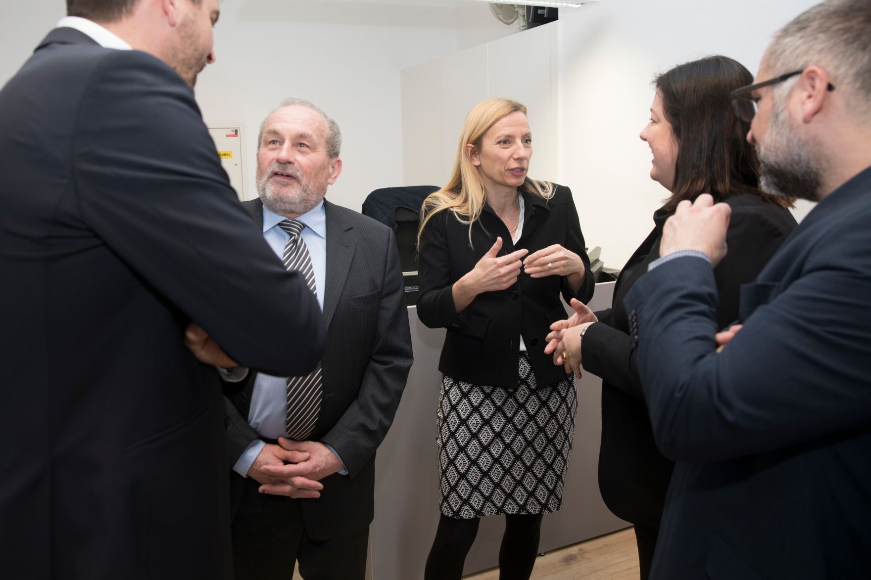 Am 15. M&auml;rz 2018 reiste Bundesministerin Juliane Bogner-Strau&szlig; (m.) im Zuge eines Bundesl&auml;ndertags nach Ober&ouml;sterreich. Im Bild mit dem Obmann des Seniorenbunds Wels Bernhard Lehner (2.v.l.) bei der Er&ouml;ffnung des Generationenzentrums Wels.