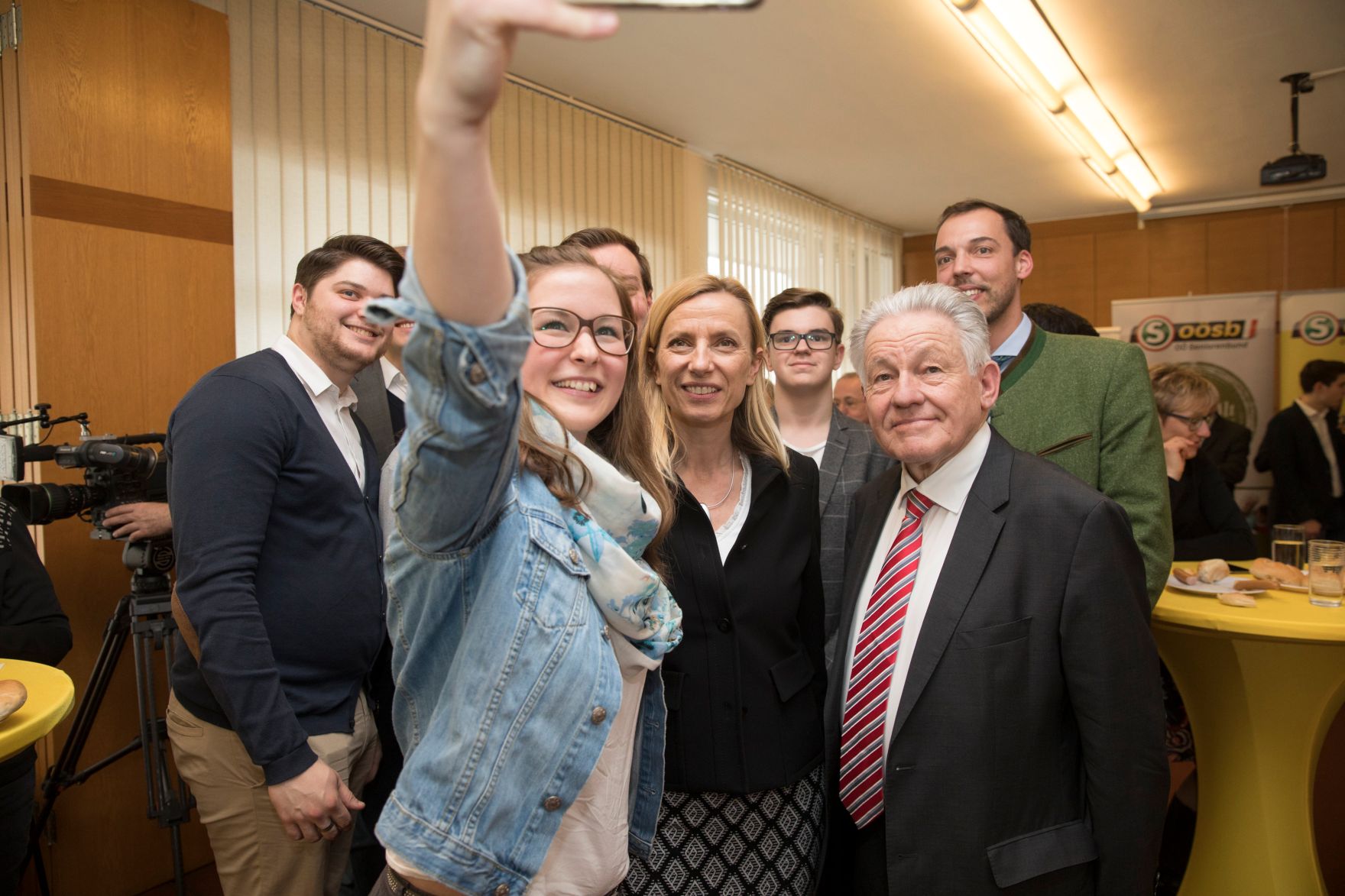 Am 15. M&auml;rz 2018 reiste Bundesministerin Juliane Bogner-Strau&szlig; (m.) im Zuge eines Bundesl&auml;ndertags nach Ober&ouml;sterreich. Im Bild mit der Nationalratsabgeordneten Claudia Plakolm (2.v.l.), dem ehemaligen Landeshauptmann von Ober&ouml;sterreich Josef P&uuml;hringer (2.v.r.) und dem Nationalratsabgeordneten Klaus Lindinger (r.) bei der Er&ouml;ffnung des Generationenzentrums Wels.