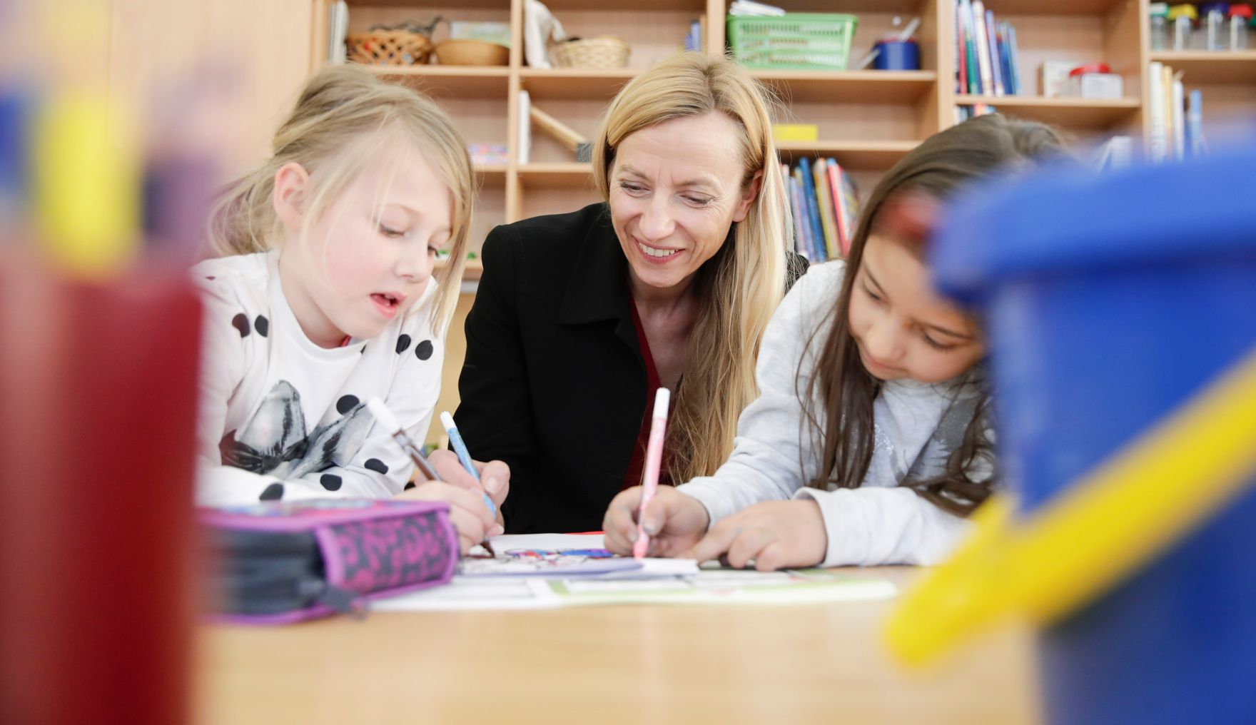 Am 16. M&auml;rz 2018 reiste Bundesministerin Juliane Bogner-Strau&szlig; (m.) im Zuge eines Bundesl&auml;ndertags nach Salzburg. Im Bild zu Besuch bei der P&auml;dagogischen Sch&uuml;lerbetreuung Walserfeld.