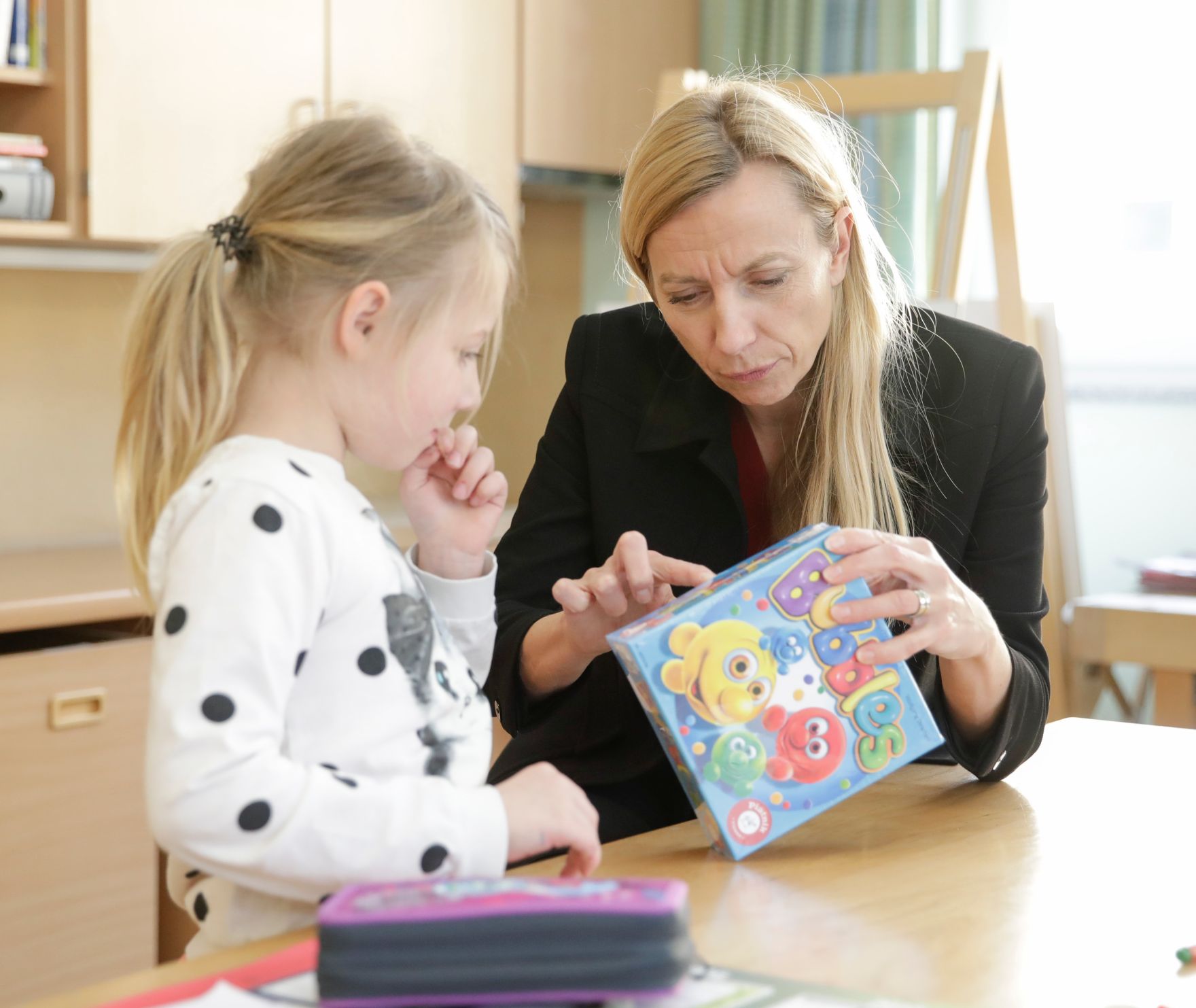 Am 16. M&auml;rz 2018 reiste Bundesministerin Juliane Bogner-Strau&szlig; (r.) im Zuge eines Bundesl&auml;ndertags nach Salzburg. Im Bild zu Besuch bei der P&auml;dagogischen Sch&uuml;lerbetreuung Walserfeld.