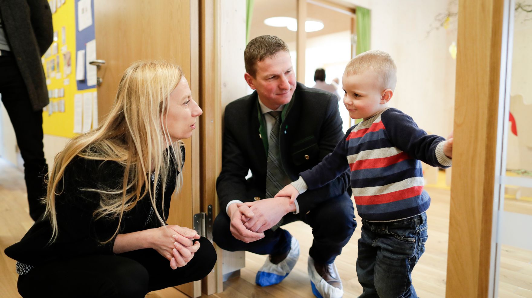 Am 23. M&auml;rz 2018 reiste Bundesministerin Juliane Bogner-Strau&szlig; (l.) im Zuge eines Bundesl&auml;ndertags in die Steiermark. Im Bild mit dem B&uuml;rgermeister von Mautern Andreas K&uuml;hberger (m.) bei der Er&ouml;ffnung der Kinderkrippe in Mautern.