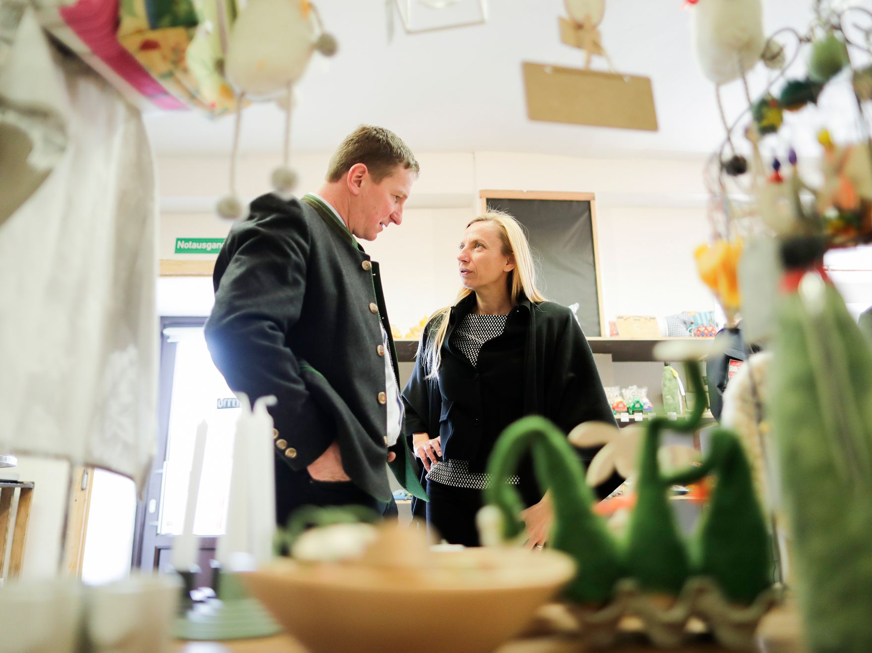 Am 23. M&auml;rz 2018 reiste Bundesministerin Juliane Bogner-Strau&szlig; (r.) im Zuge eines Bundesl&auml;ndertags in die Steiermark. Im Bild mit dem B&uuml;rgermeister Andreas K&uuml;hberger (l.) beim Spaziergang durch Mautern.