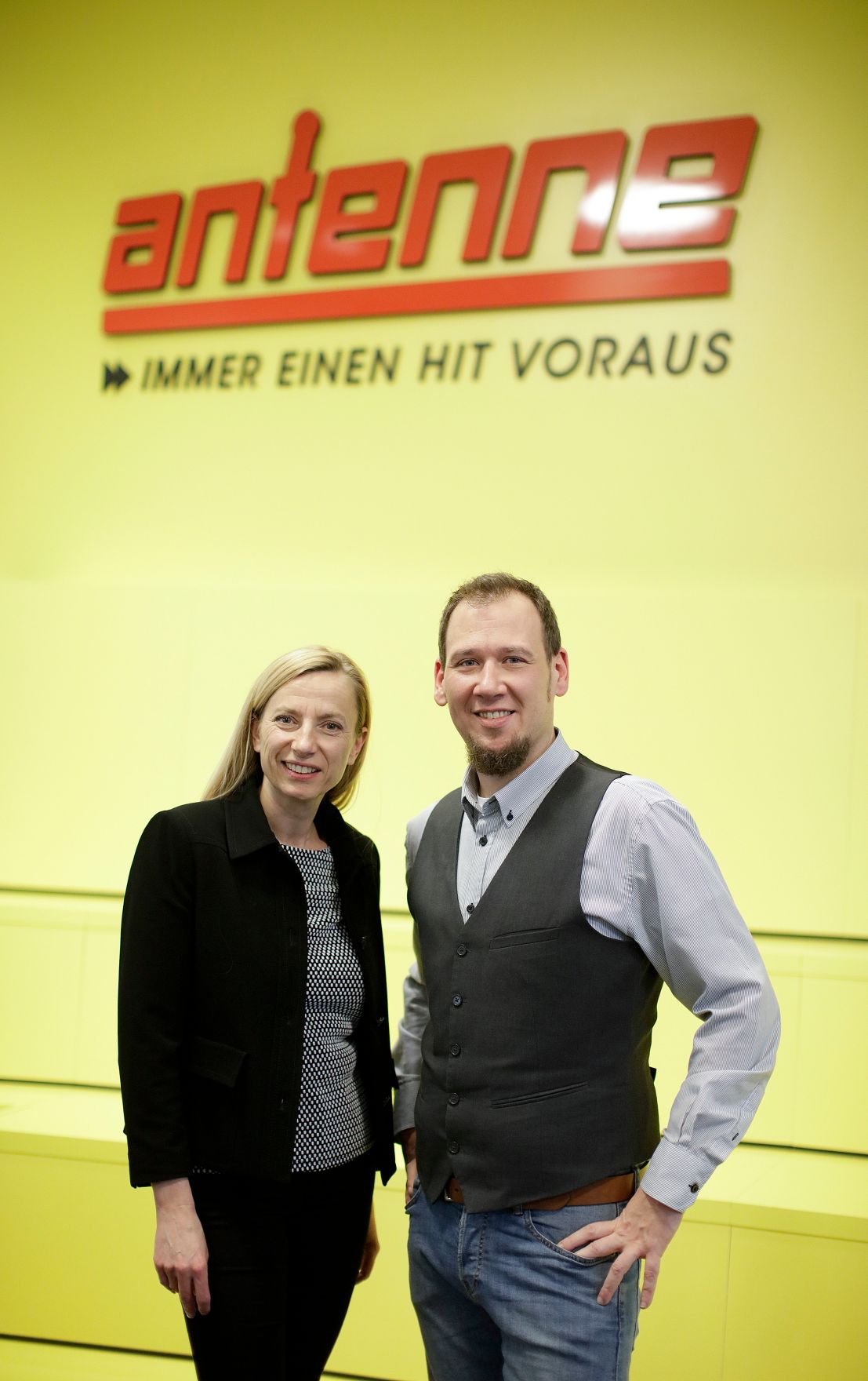Am 23. M&auml;rz 2018 reiste Bundesministerin Juliane Bogner-Strau&szlig; (l.) im Zuge eines Bundesl&auml;ndertags in die Steiermark. Im Bild mit dem Moderator und stellvertretenden Programmchef des Radiosenders Antenne Steiermark Stephan Legat (r.).