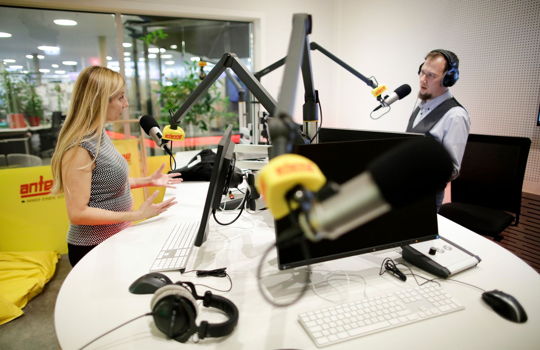 Am 23. M&auml;rz 2018 reiste Bundesministerin Juliane Bogner-Strau&szlig; (l.) im Zuge eines Bundesl&auml;ndertags in die Steiermark. Im Bild mit dem Moderator und stellvertretenden Programmchef des Radiosenders Antenne Steiermark Stephan Legat (r.).