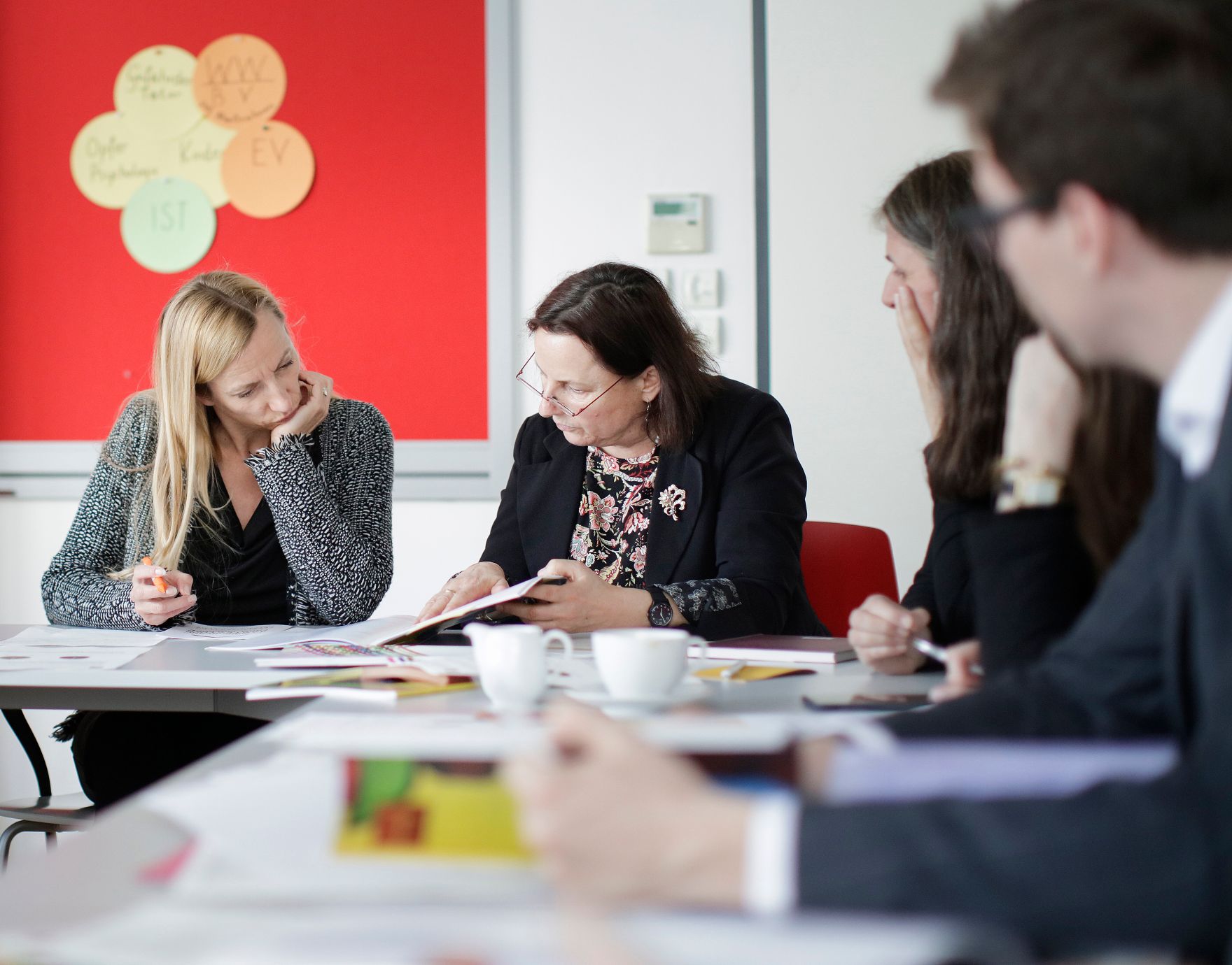 Am 4. April 2018 besuchte Bundesministerin Juliane Bogner-Strau&szlig; (l.) die Wiener Interventionsstelle gegen Gewalt in der Familie. Im Bild mit der Gesch&auml;ftsf&uuml;hrerin der Interventionsstelle Rosa Logar (2.v.l.) und der stellvertretenden Gesch&auml;ftsf&uuml;hrerin der Interventionsstelle Barbara Ille (2.v.r.).