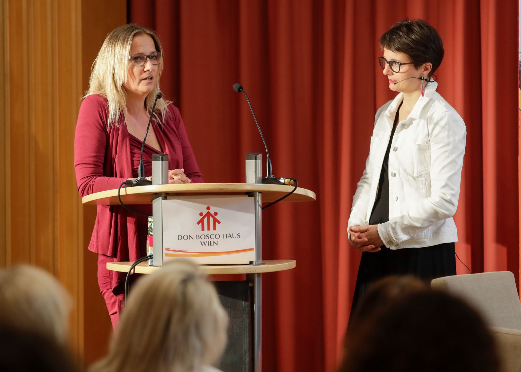 Am 28. Mai 2018 nahm Bundesministerin Juliane Bogner-Strau&szlig; an der Podiumsdiskussion zum Thema "Sicherheit im Internet" teil. Im Bild die Medienp&auml;dagogin Caroline Weberhofer (l.) und die Moderatorin Monika Slouk (r.).