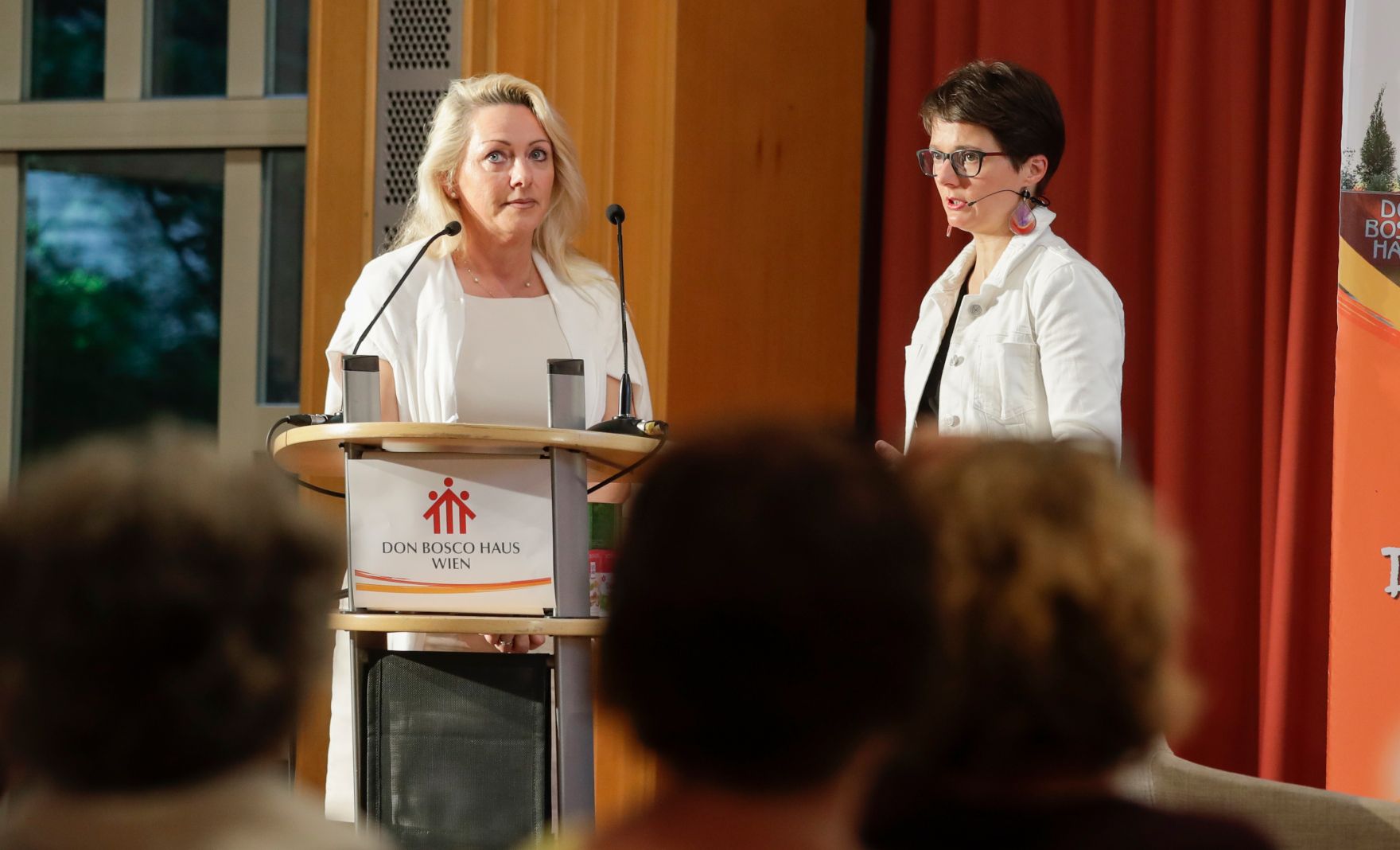 Am 28. Mai 2018 nahm Bundesministerin Juliane Bogner-Strau&szlig; an der Podiumsdiskussion zum Thema "Sicherheit im Internet" teil. Im Bild Michaela Horn (l.) und die Moderatorin Monika Slouk (r.).