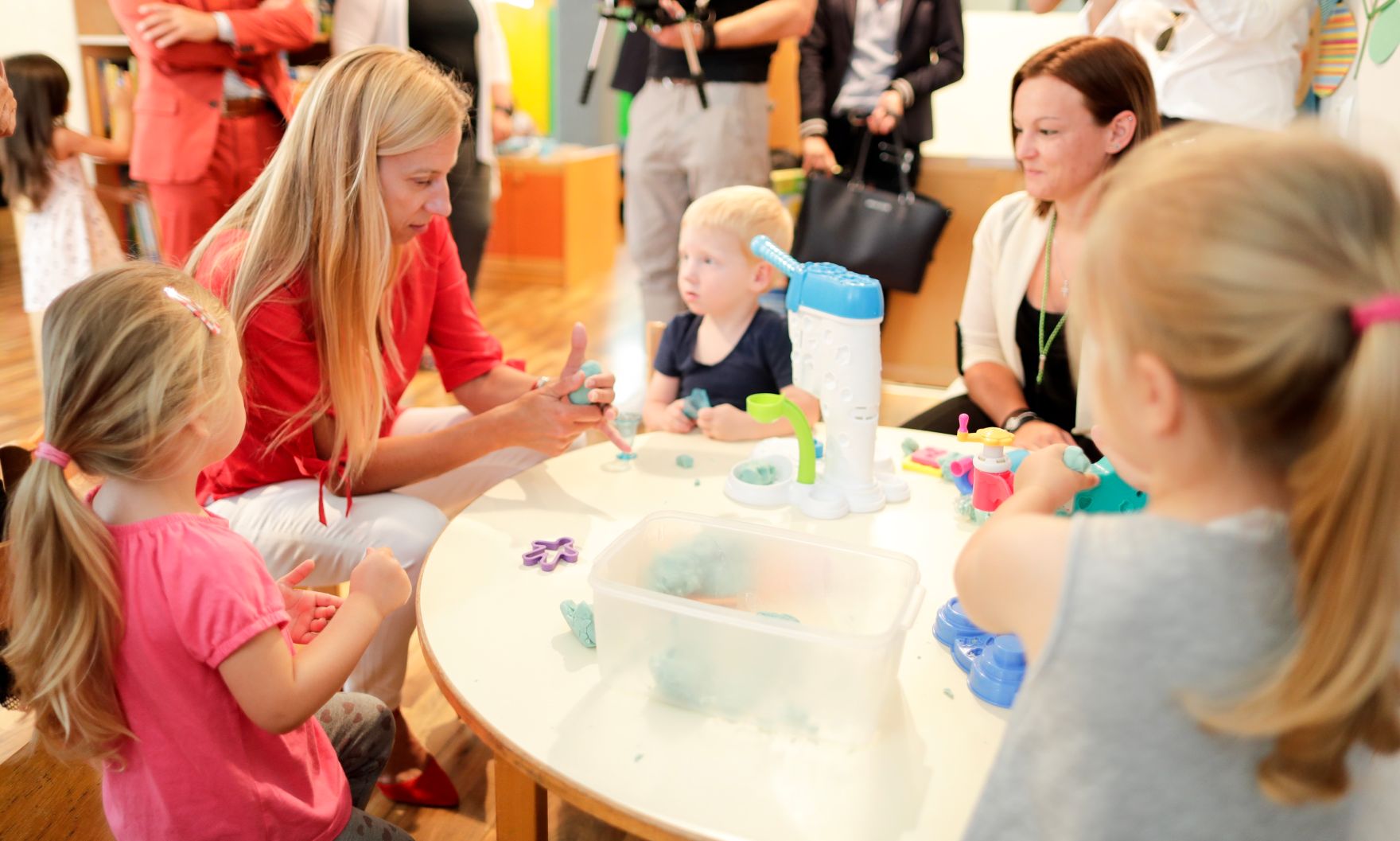 Am 4. Juni 2018 reiste Bundesministerin Juliane Bogner-Strau&szlig; (2.v.l.) im Zuge eines Bundesl&auml;ndertags nach K&auml;rnten. Im Bild beim Besuch der "Kinderwerkstadt Klagenfurt" des Hilfswerks K&auml;rnten.