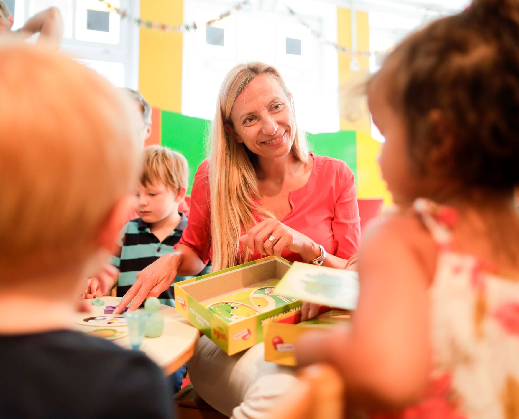 Am 4. Juni 2018 reiste Bundesministerin Juliane Bogner-Strau&szlig; (m.) im Zuge eines Bundesl&auml;ndertags nach K&auml;rnten. Im Bild beim Besuch der "Kinderwerkstadt Klagenfurt" des Hilfswerks K&auml;rnten.