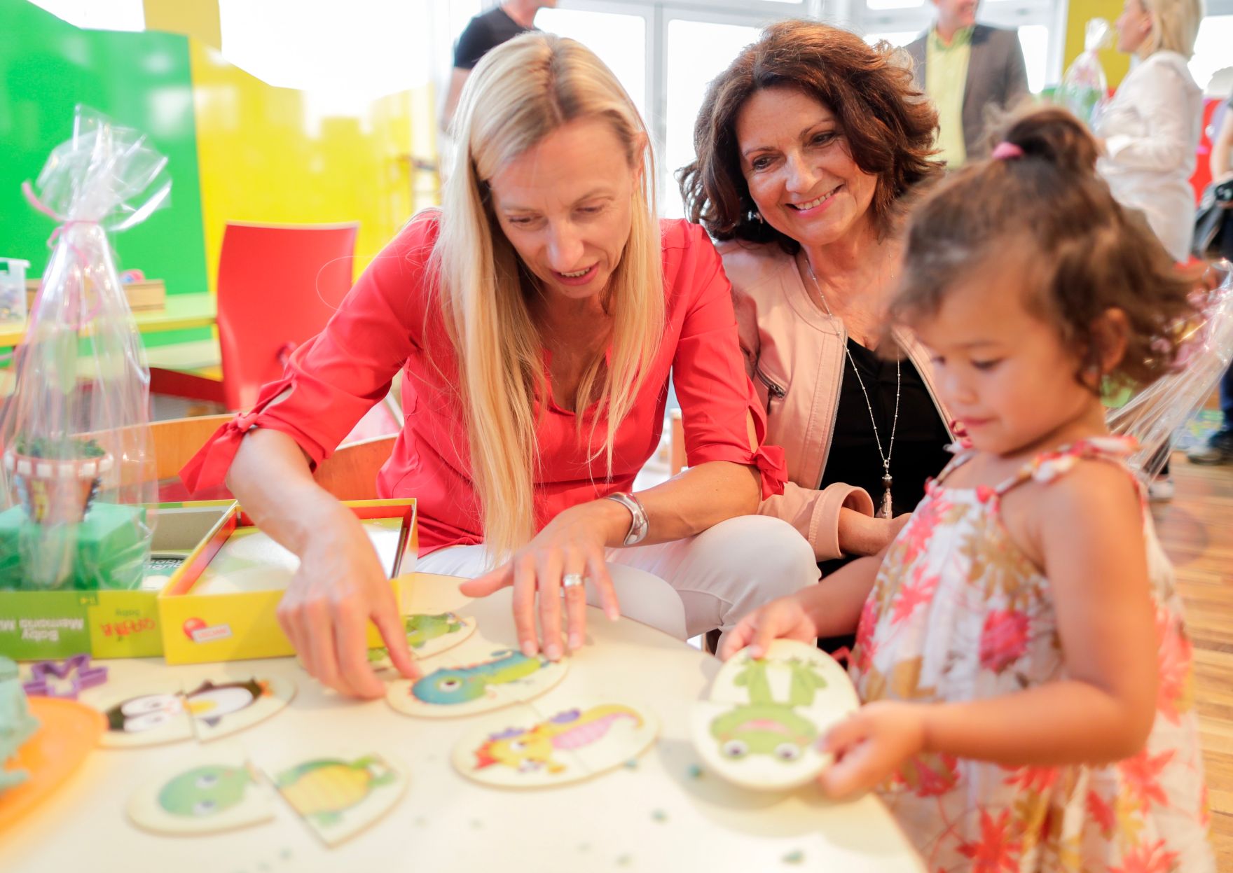 Am 4. Juni 2018 reiste Bundesministerin Juliane Bogner-Strau&szlig; (l.) im Zuge eines Bundesl&auml;ndertags nach K&auml;rnten. Im Bild beim Besuch der "Kinderwerkstadt Klagenfurt" des Hilfswerks K&auml;rnten.
