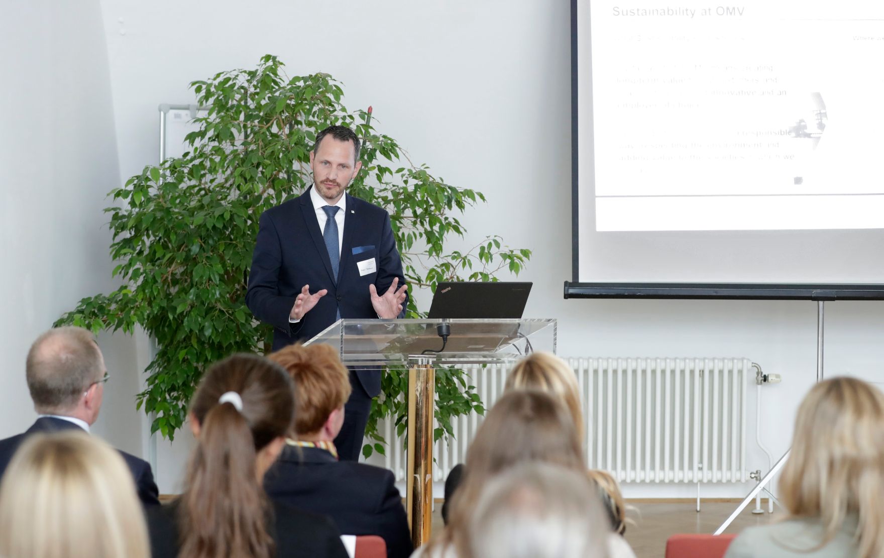 Am 25. Juni 2018 nahm Bundesministerin Juliane Bogner-Strau&szlig; an der Veranstaltungsreihe "Gleichstellung im Gespr&auml;ch" teil. Im Bild Bernhard Heneis, Head of Sustainability &amp; Reporting der OMV.