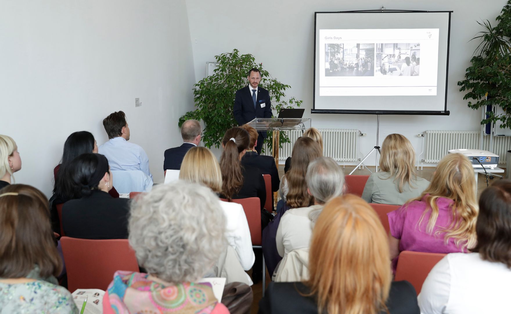 Am 25. Juni 2018 nahm Bundesministerin Juliane Bogner-Strau&szlig; an der Veranstaltungsreihe "Gleichstellung im Gespr&auml;ch" teil. Im Bild Bernhard Heneis, Head of Sustainability &amp; Reporting der OMV.
