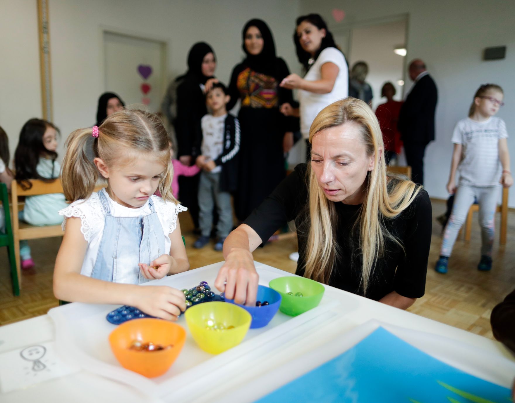 Am 27. Juni 2018 reiste Bundesministerin Juliane Bogner-Strau&szlig; (r.) nach Wiener Neustadt. Im Bild beim Besuch der Bildungseinrichtung "Kindergarten Josefstadt".