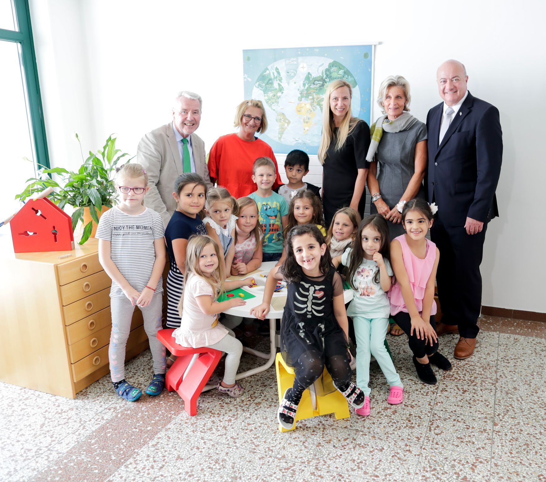Am 27. Juni 2018 reiste Bundesministerin Juliane Bogner-Strau&szlig; (3.v.r.) nach Wiener Neustadt. Im Bild beim Besuch der Bildungseinrichtung "Kindergarten Josefstadt". Im Bild mit dem B&uuml;rgermeister Klaus Schneeberger (l.).
