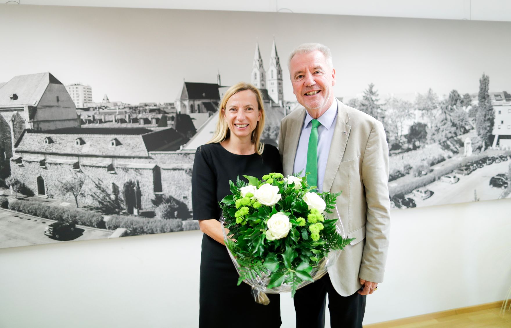 Am 27. Juni 2018 reiste Bundesministerin Juliane Bogner-Strau&szlig; (l.) nach Wiener Neustadt. Im Bild mit dem B&uuml;rgermeister Klaus Schneeberger (r.).