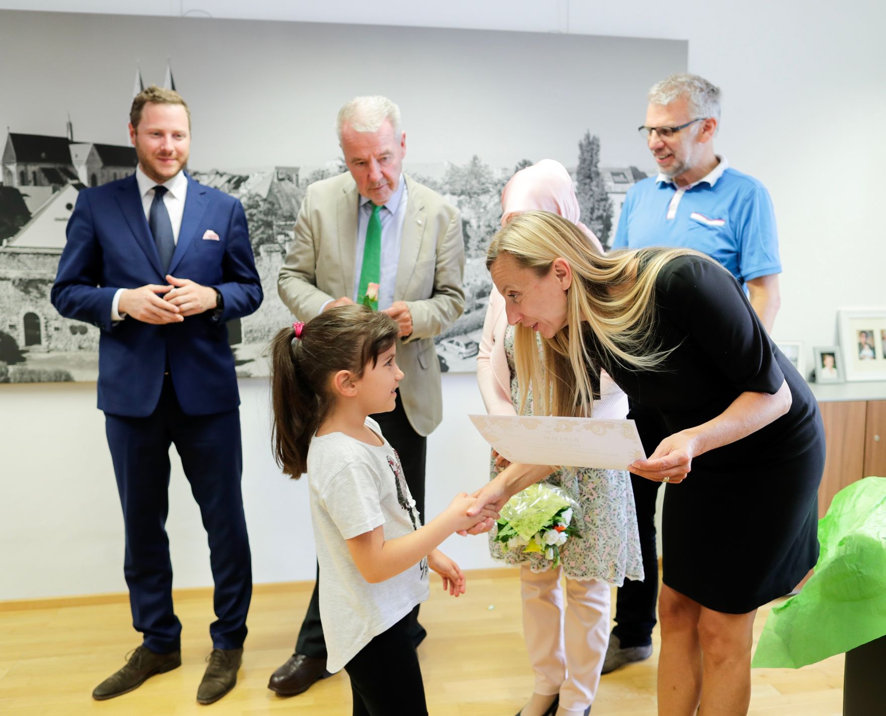Am 27. Juni 2018 reiste Bundesministerin Juliane Bogner-Strau&szlig; (r.) nach Wiener Neustadt. Im Bild mit B&uuml;rgermeister Klaus Schneeberger (2.v.l.) und Klubobmann Michael Schnedlitz (l.) bei der HIPPY-Zertifikatsverleihung.