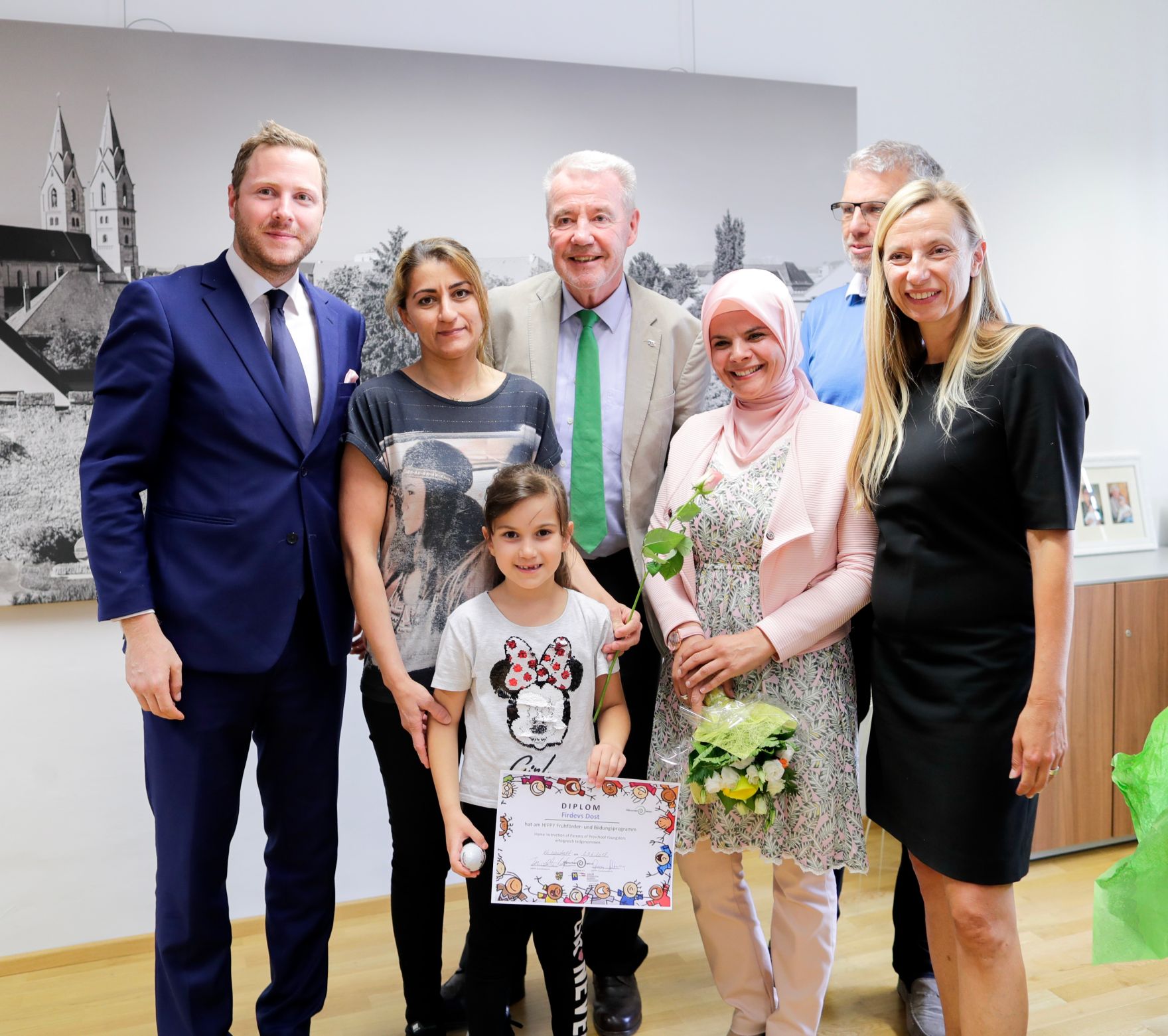 Am 27. Juni 2018 reiste Bundesministerin Juliane Bogner-Strau&szlig; (r.) nach Wiener Neustadt. Im Bild mit B&uuml;rgermeister Klaus Schneeberger (3.v.l.) und Klubobmann Michael Schnedlitz (l.) bei der HIPPY-Zertifikatsverleihung.
