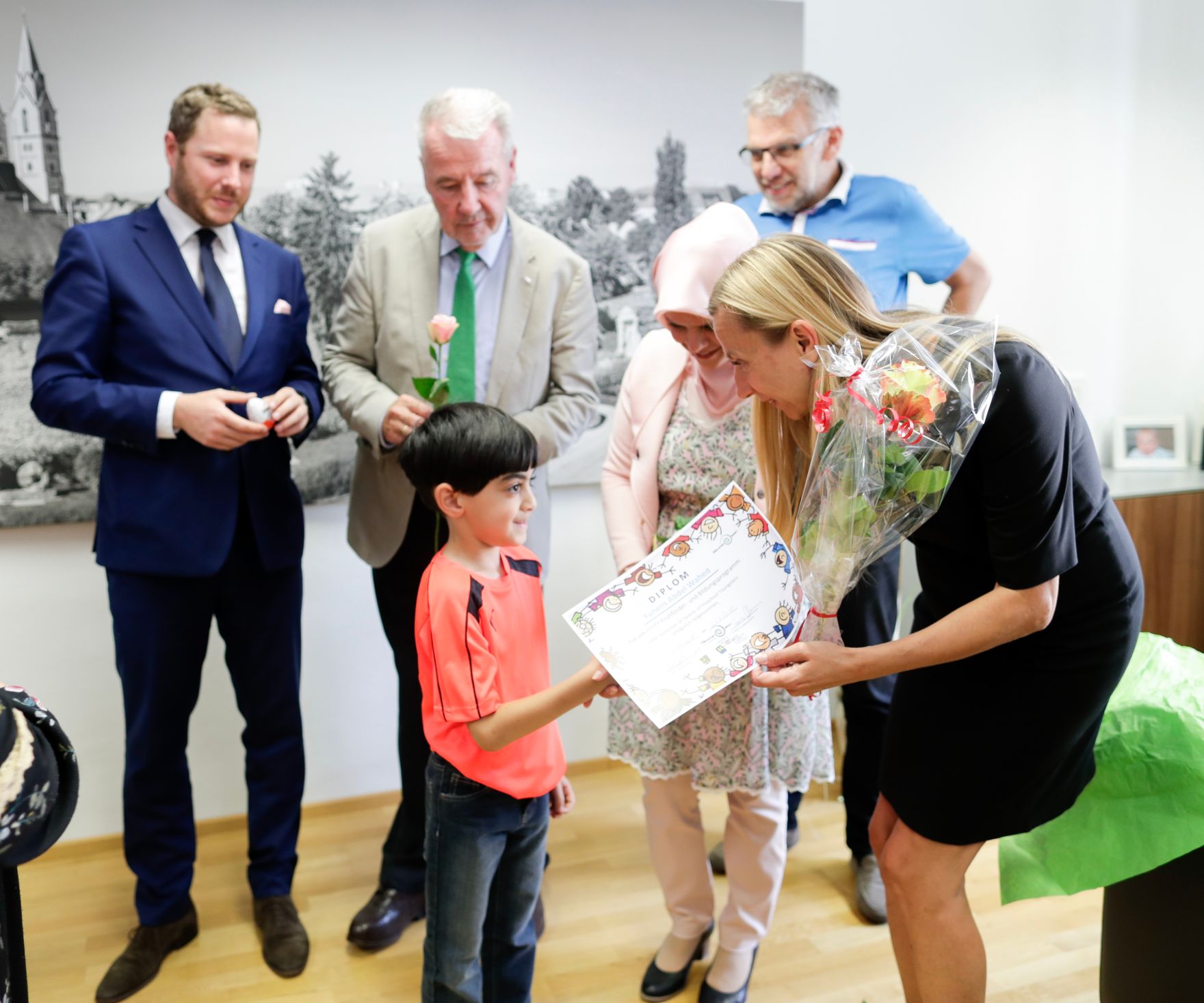 Am 27. Juni 2018 reiste Bundesministerin Juliane Bogner-Strau&szlig; (r.) nach Wiener Neustadt. Im Bild mit B&uuml;rgermeister Klaus Schneeberger (2.v.l.) und Klubobmann Michael Schnedlitz (l.) bei der HIPPY-Zertifikatsverleihung.