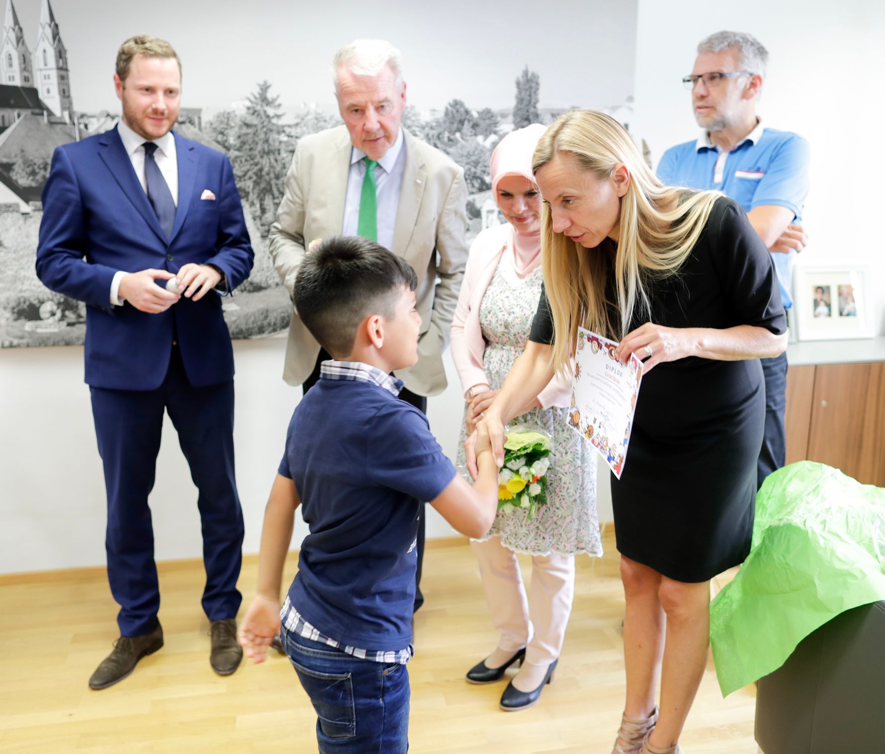 Am 27. Juni 2018 reiste Bundesministerin Juliane Bogner-Strau&szlig; (r.) nach Wiener Neustadt. Im Bild mit B&uuml;rgermeister Klaus Schneeberger (2.v.l.) und Klubobmann Michael Schnedlitz (l.) bei der HIPPY-Zertifikatsverleihung.