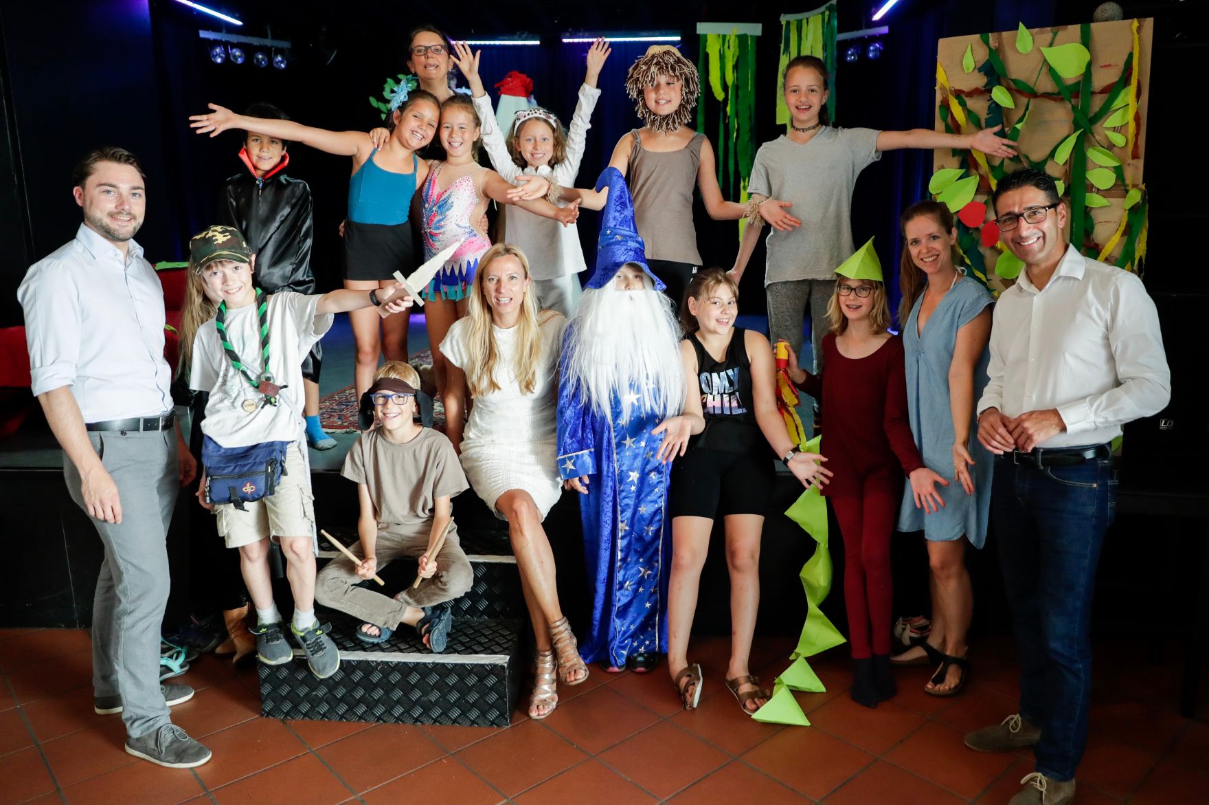 Am 26. Juli 2018 reiste Bundesministerin Juliane Bogner-Strau&szlig; (4.v.l.) im Zuge eines Bundesl&auml;ndertags nach Ober&ouml;sterreich. Im Bild zu Besuch bei der Freizeitbetreuung des "Kulturzentrum HOF" mit dem Obmann Philipp Albert (l.) und dem Nationalratsabgeordneten Efgani D&ouml;nmez (r.).