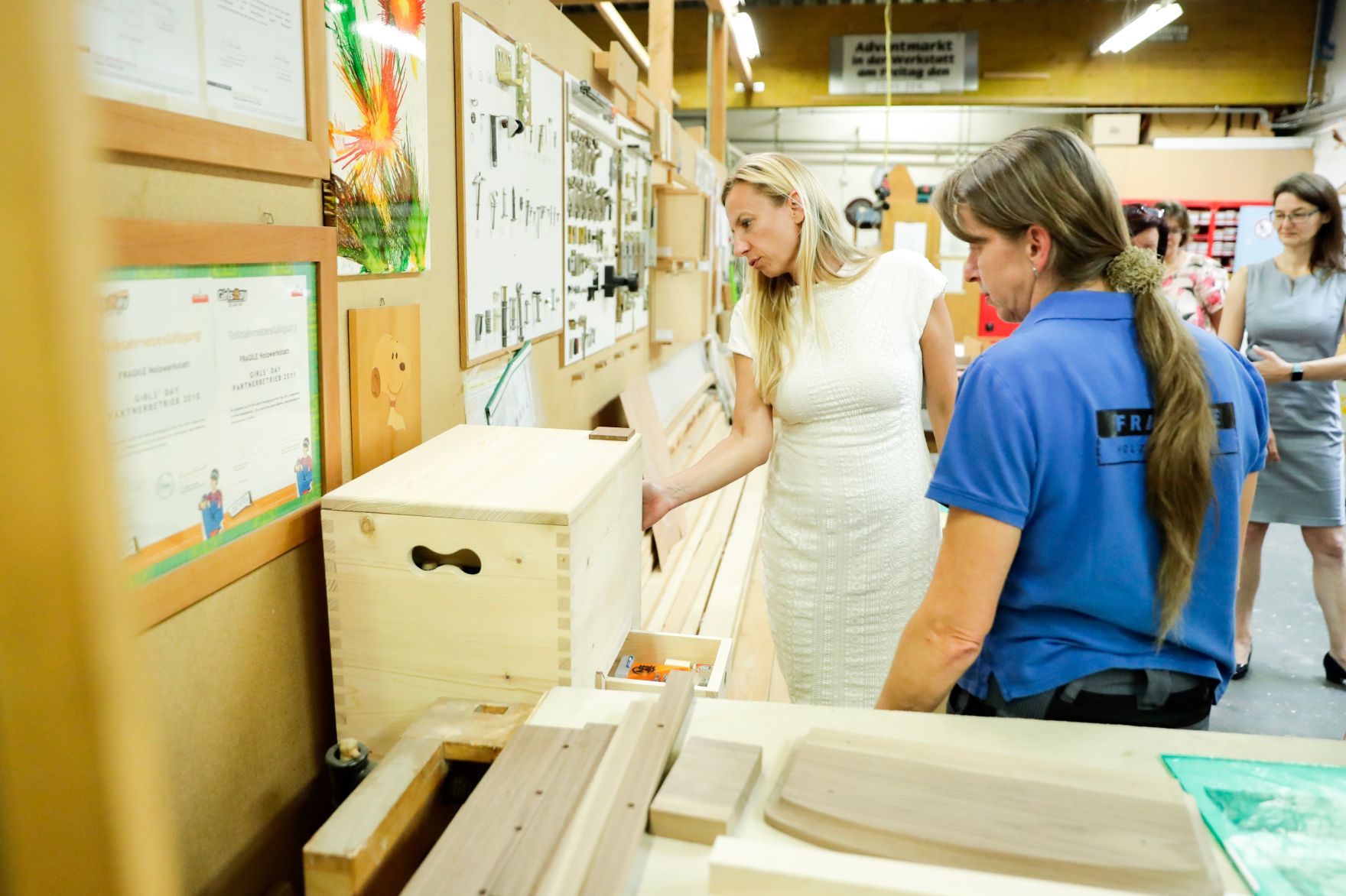 Am 26. Juli 2018 reiste Bundesministerin Juliane Bogner-Strau&szlig; (l.) im Zuge eines Bundesl&auml;ndertags nach Ober&ouml;sterreich. Im Bild zu Besuch beim Verein f&uuml;r Frauen und Qualifikation.