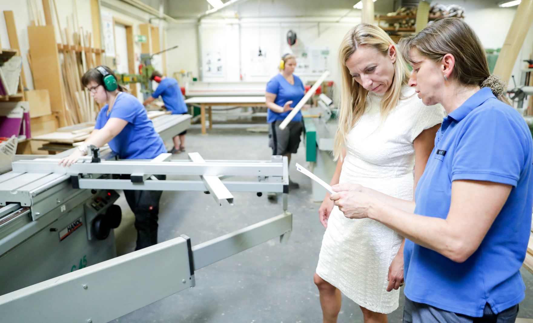 Am 26. Juli 2018 reiste Bundesministerin Juliane Bogner-Strau&szlig; (2.v.r.) im Zuge eines Bundesl&auml;ndertags nach Ober&ouml;sterreich. Im Bild zu Besuch beim Verein f&uuml;r Frauen und Qualifikation.