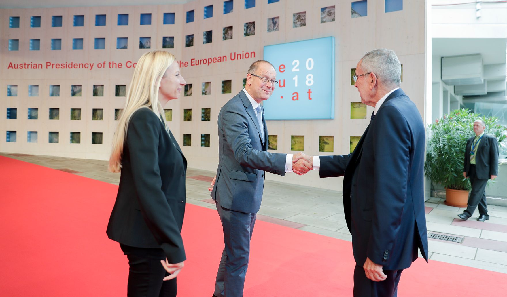 Am 4. September 2018 nahm Bundesministerin Juliane Bogner-Strau&szlig; (l.) an der Jugendkonferenz der Europ&auml;ischen Union teil. Im Bild mit dem Bundespr&auml;sidenten Alexander Van der Bellen (r.) und dem EU-Kommissar Tibor Navracsics (m.).