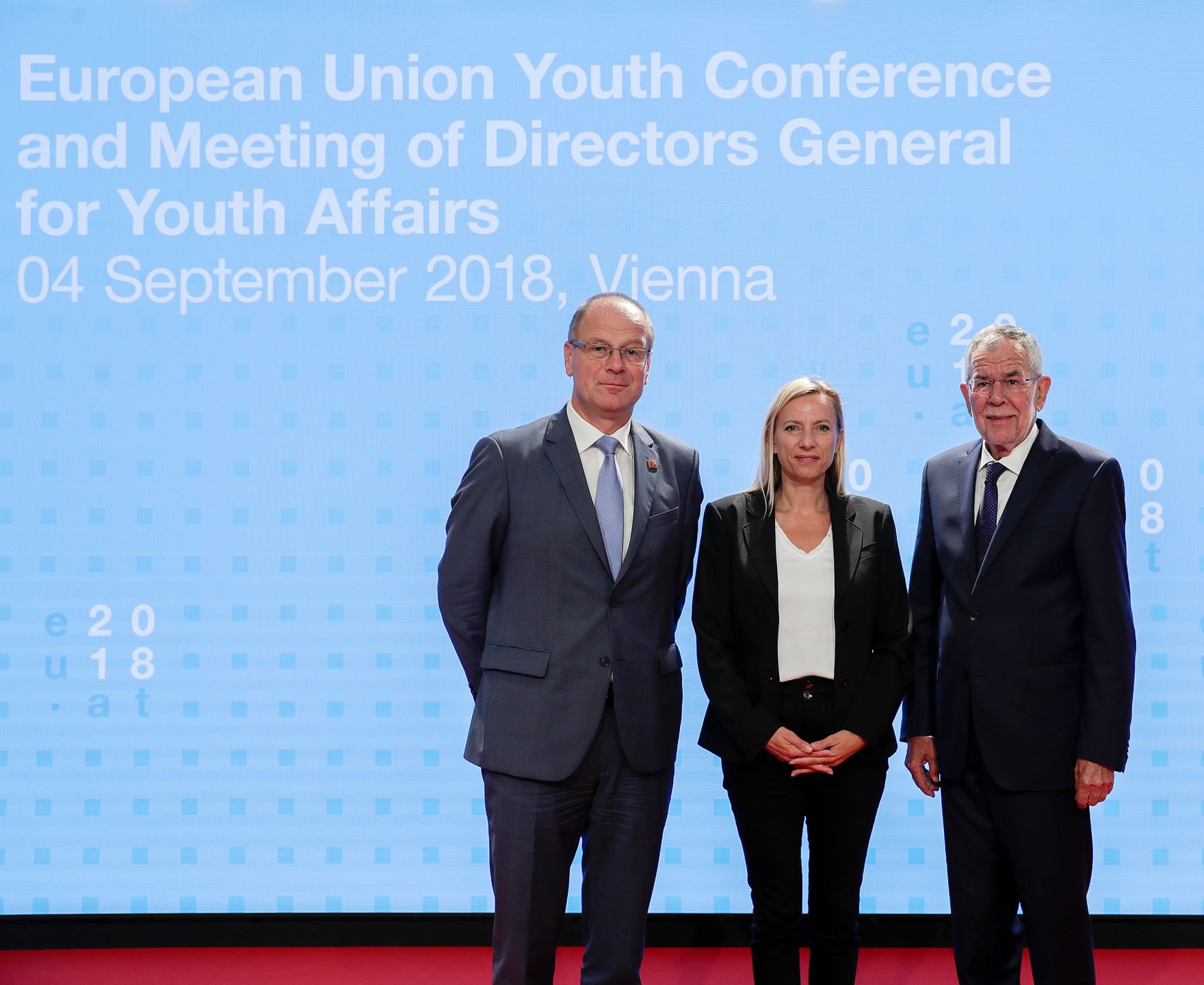 Am 4. September 2018 nahm Bundesministerin Juliane Bogner-Strau&szlig; (m.) an der Jugendkonferenz der Europ&auml;ischen Union teil. Im Bild mit dem Bundespr&auml;sidenten Alexander Van der Bellen (r.) und dem EU-Kommissar Tibor Navracsics (l.).