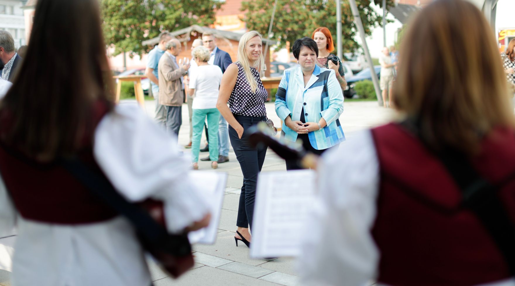 Am 6. September 2018 reiste Bundesministerin Juliane Bogner-Strau&szlig; (l.) im Zuge eines Bundesl&auml;ndertags ins Burgenland. Im Bild beim Empfang am Hauptplatz Oberpullendorf.