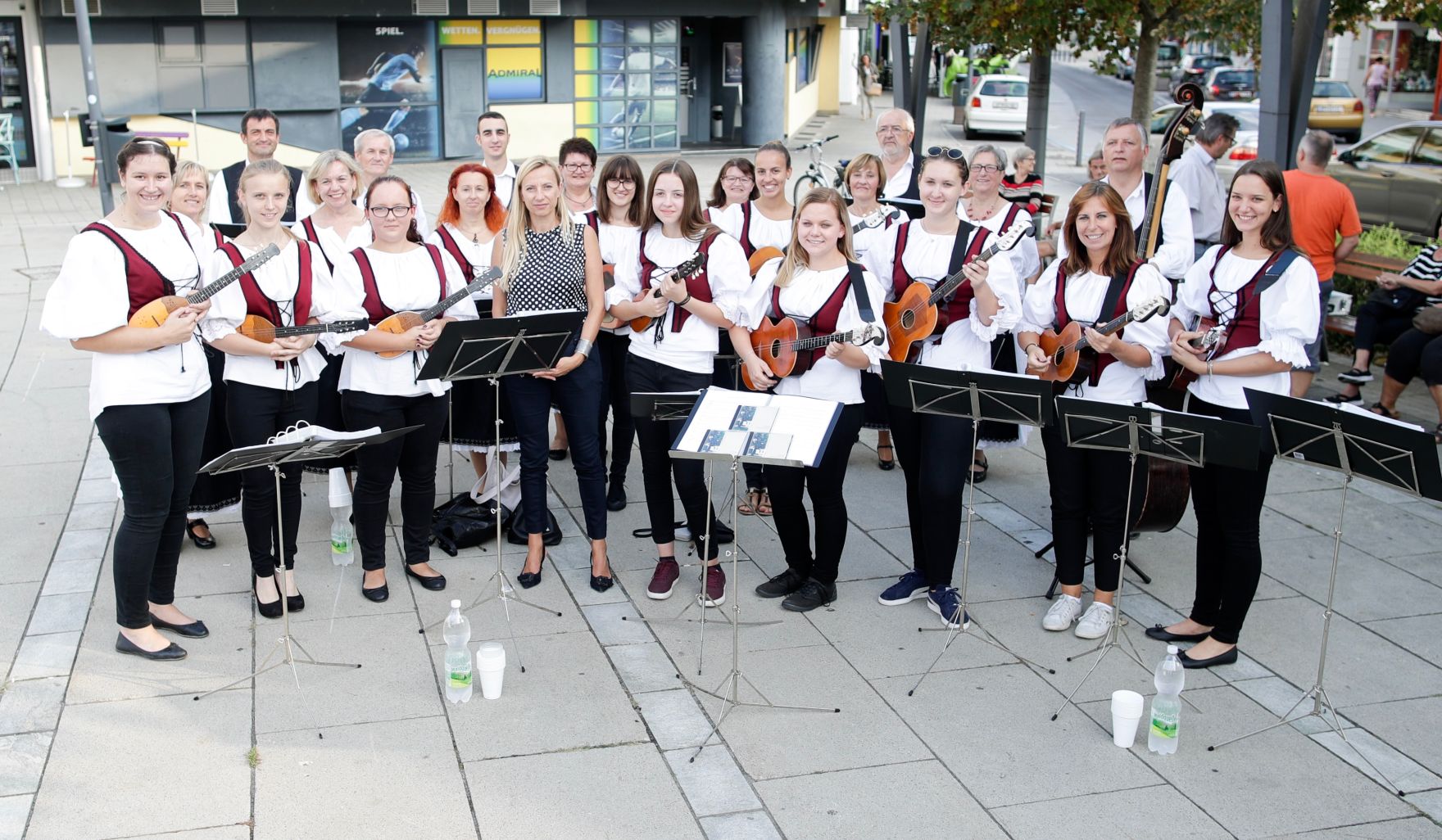 Am 6. September 2018 reiste Bundesministerin Juliane Bogner-Strau&szlig; im Zuge eines Bundesl&auml;ndertags ins Burgenland. Im Bild mit der Tamburica Gruppe Unterpullendorf-Frankenau beim Empfang.