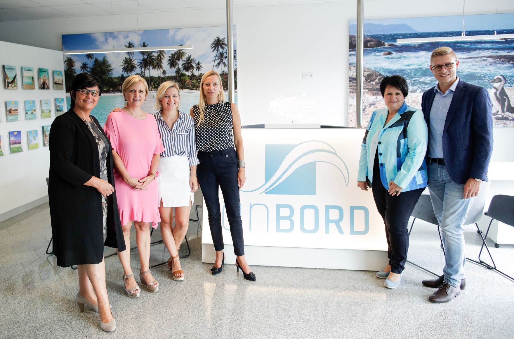 Am 6. September 2018 reiste Bundesministerin Juliane Bogner-Strau&szlig; (4.v.l.) im Zuge eines Bundesl&auml;ndertags ins Burgenland. Im Bild beim Betriebsbesuch der Reiselounge "anbord".