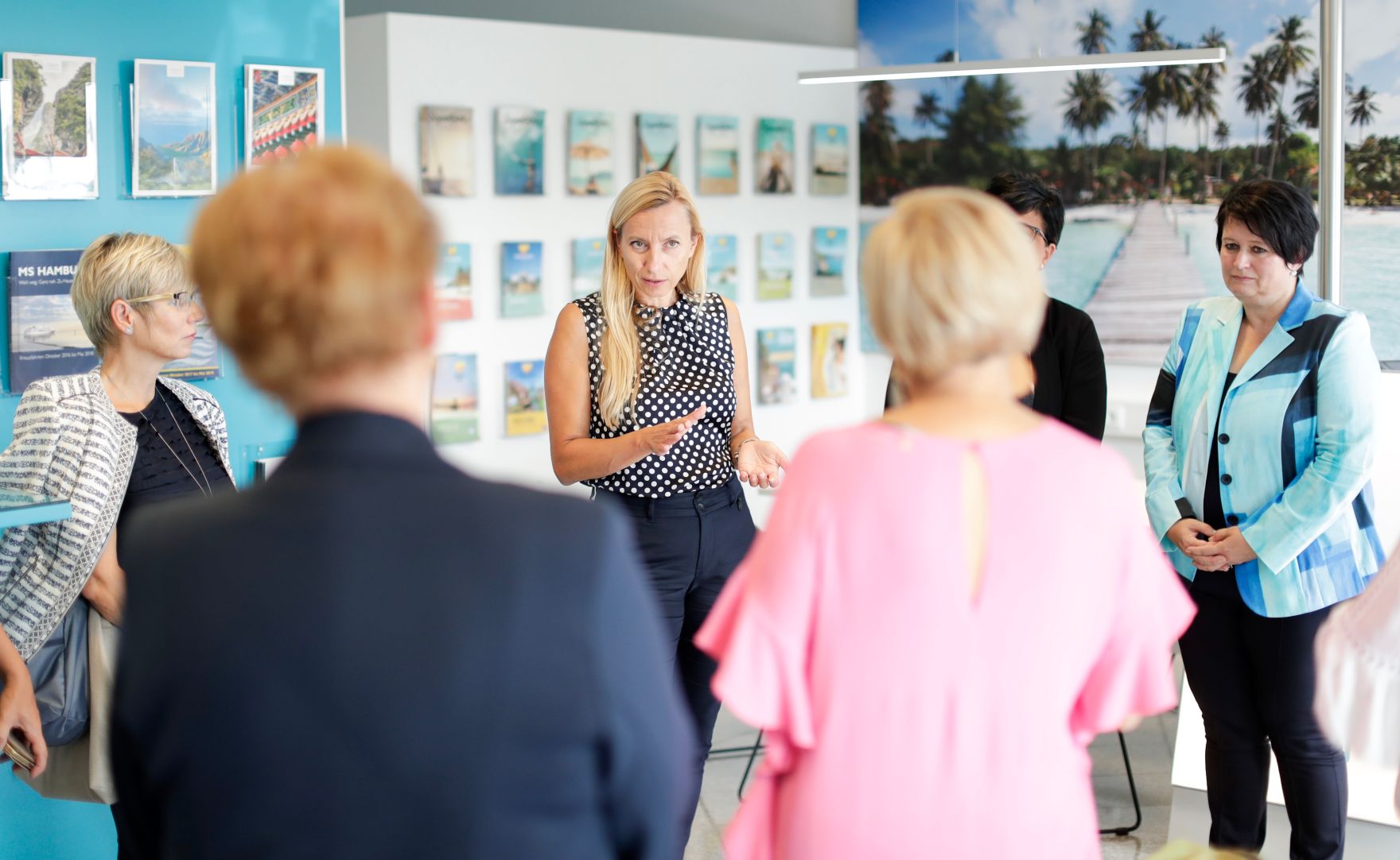 Am 6. September 2018 reiste Bundesministerin Juliane Bogner-Strau&szlig; (m.) im Zuge eines Bundesl&auml;ndertags ins Burgenland. Im Bild beim Betriebsbesuch der Reiselounge "anbord".