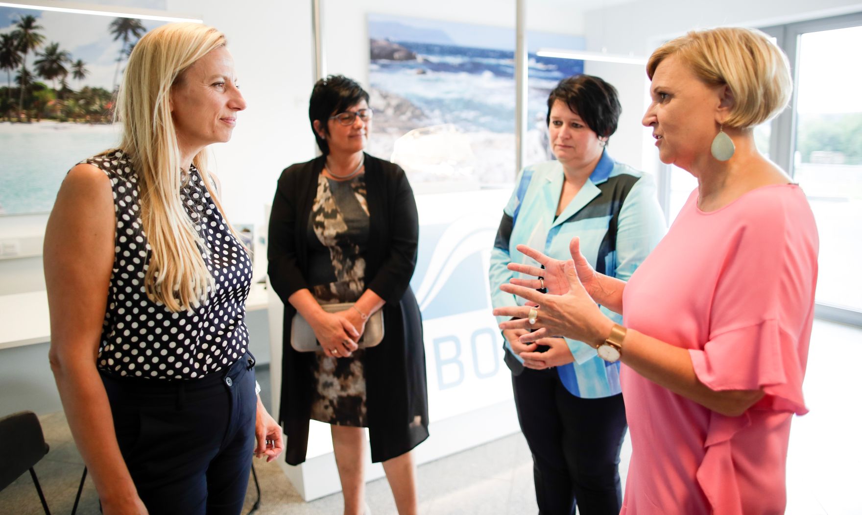Am 6. September 2018 reiste Bundesministerin Juliane Bogner-Strau&szlig; (l.) im Zuge eines Bundesl&auml;ndertags ins Burgenland. Im Bild beim Betriebsbesuch der Reiselounge "anbord".