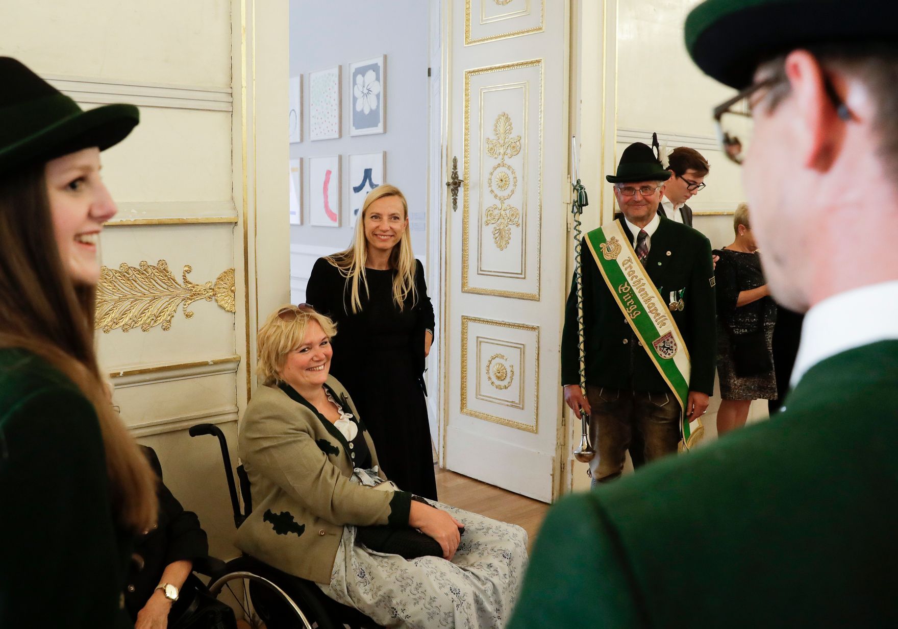 Am 14. September 2018 war die Trachtenkapelle P&uuml;rgg zu Besuch bei Bundesministerin Juliane Bogner-Strau&szlig; (3.v.l.).