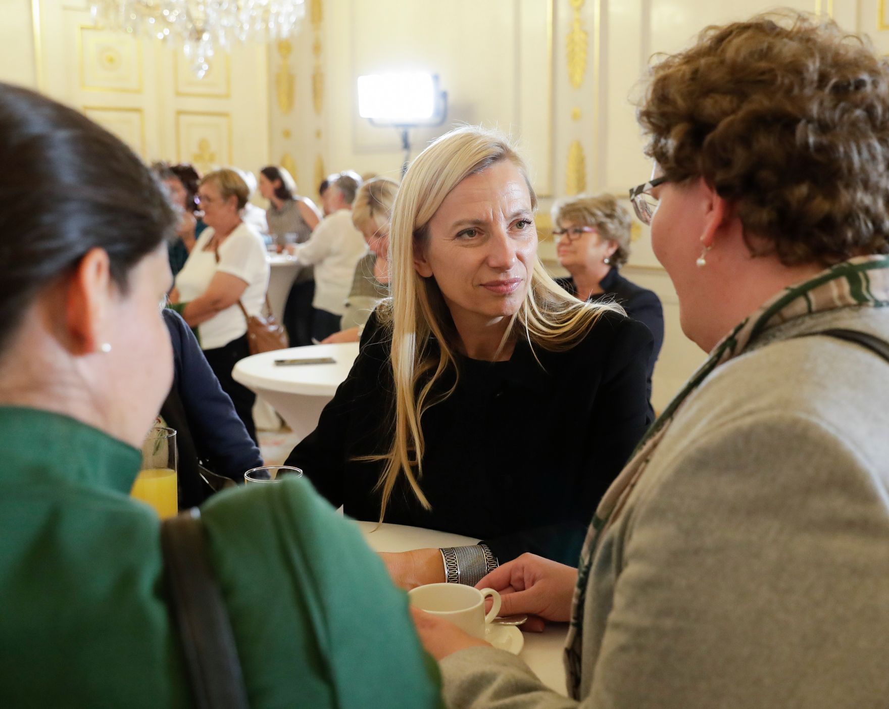 Am 14. September 2018 waren die Weizer Bezirksdamen zu Besuch bei Bundesministerin Juliane Bogner-Strau&szlig; (im Bild).